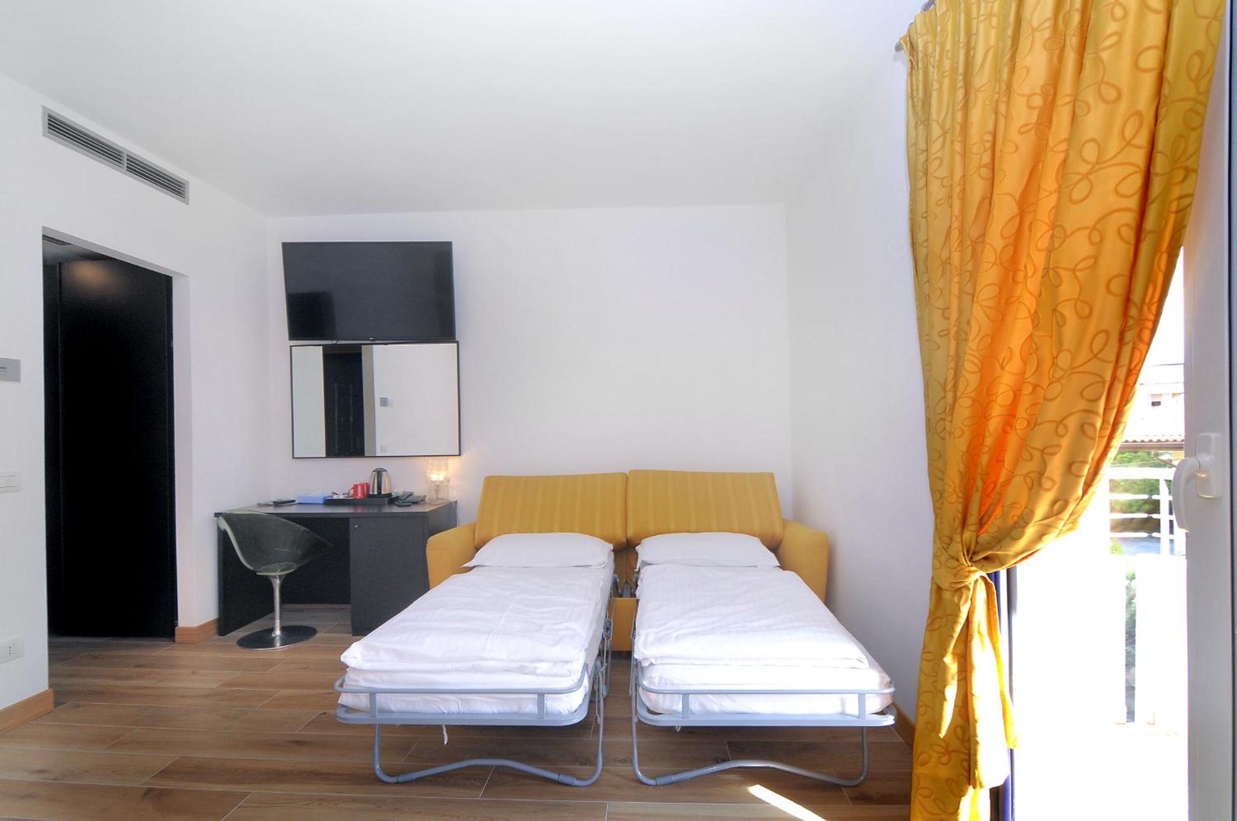Quadruple Room with Balcony - Photo 8