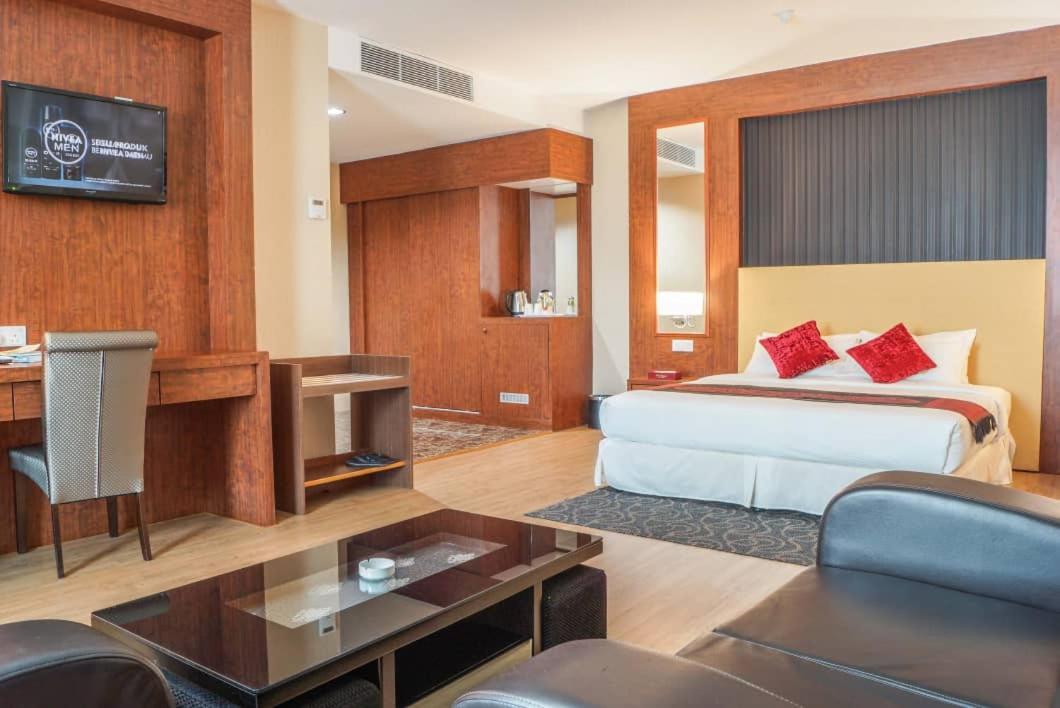 Executive Suite - Photo 2