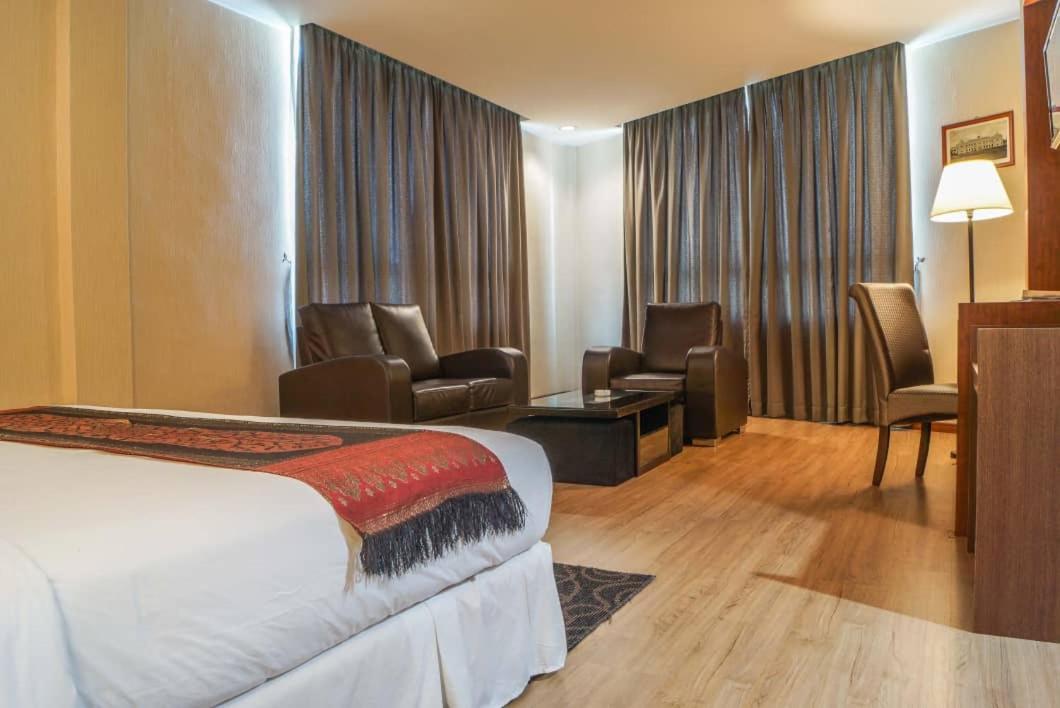 Executive Suite - Photo 3