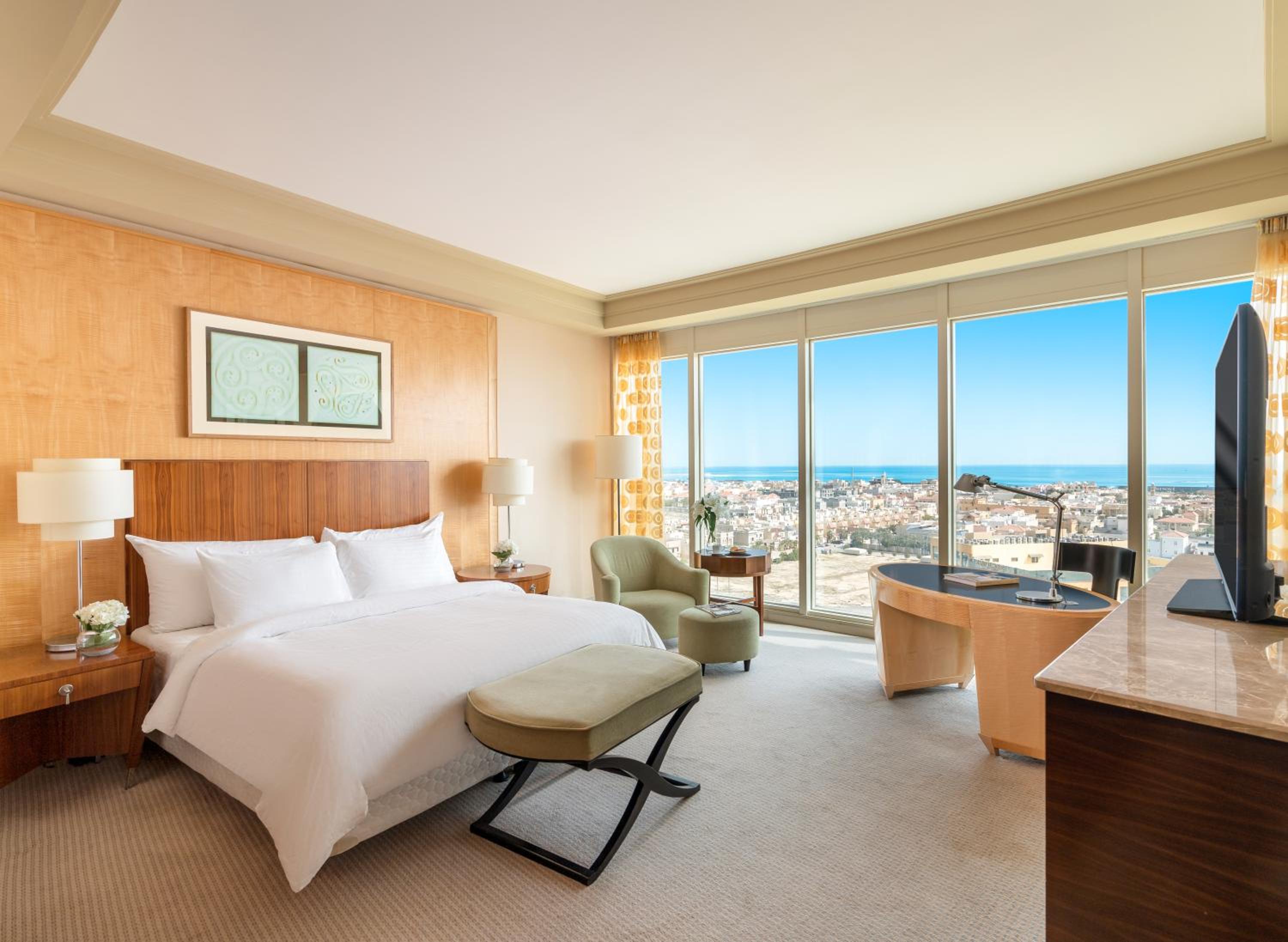 Deluxe King Room with Partial Sea View - Photo 6