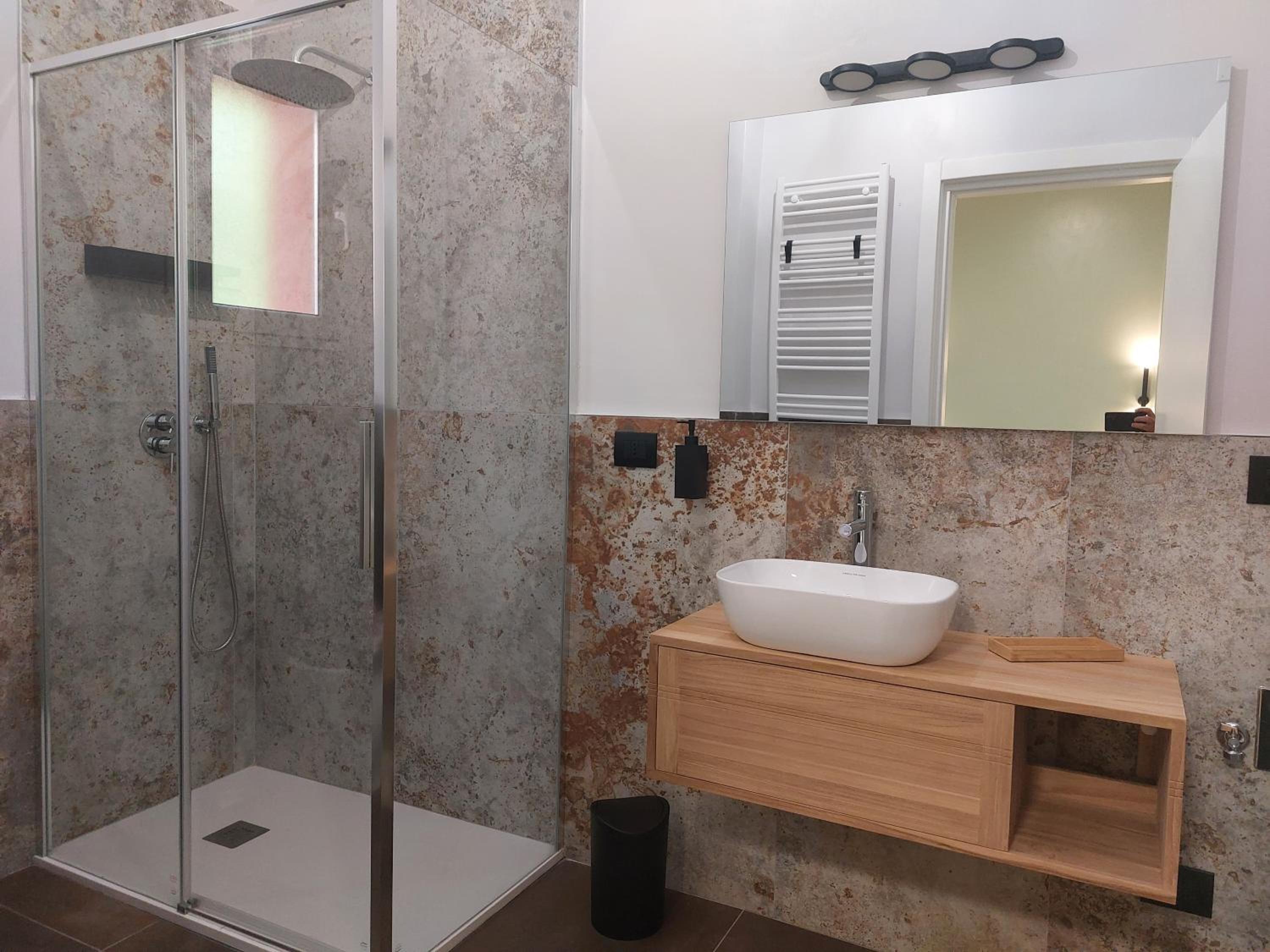 Double Room with Private Bathroom - Photo 27