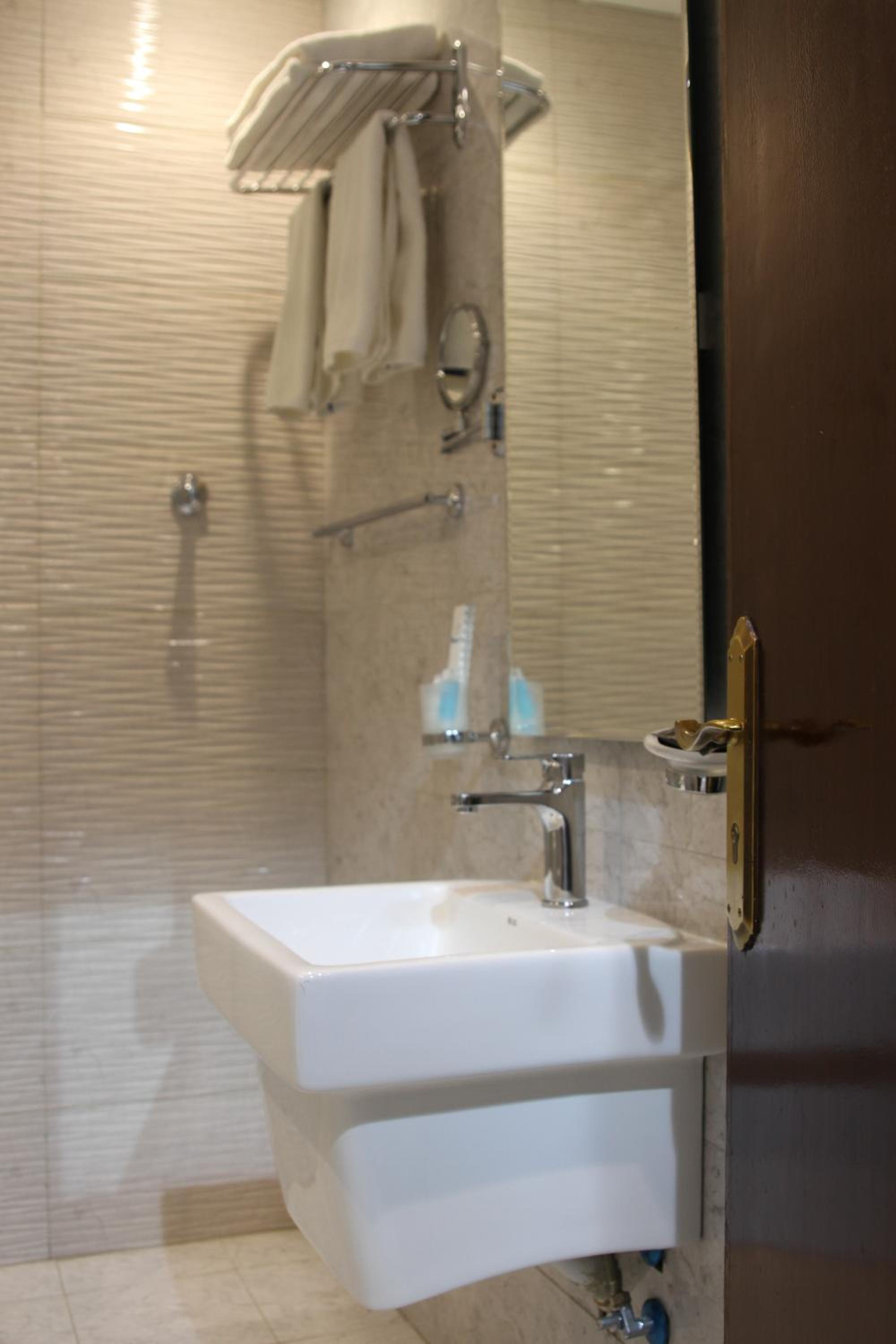 Economy Double Room - Photo 13
