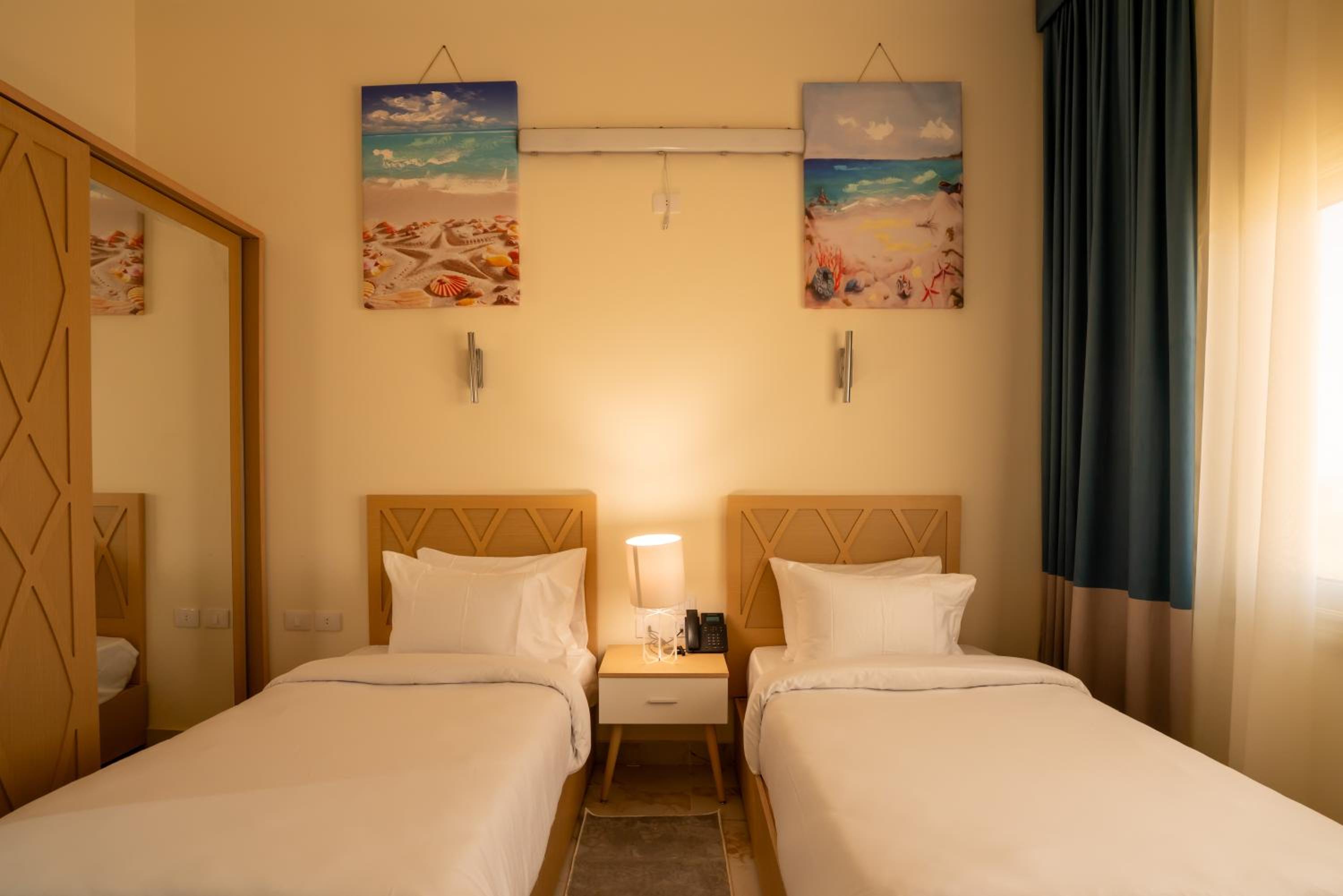 Standard Twin Room With City View - Photo 9