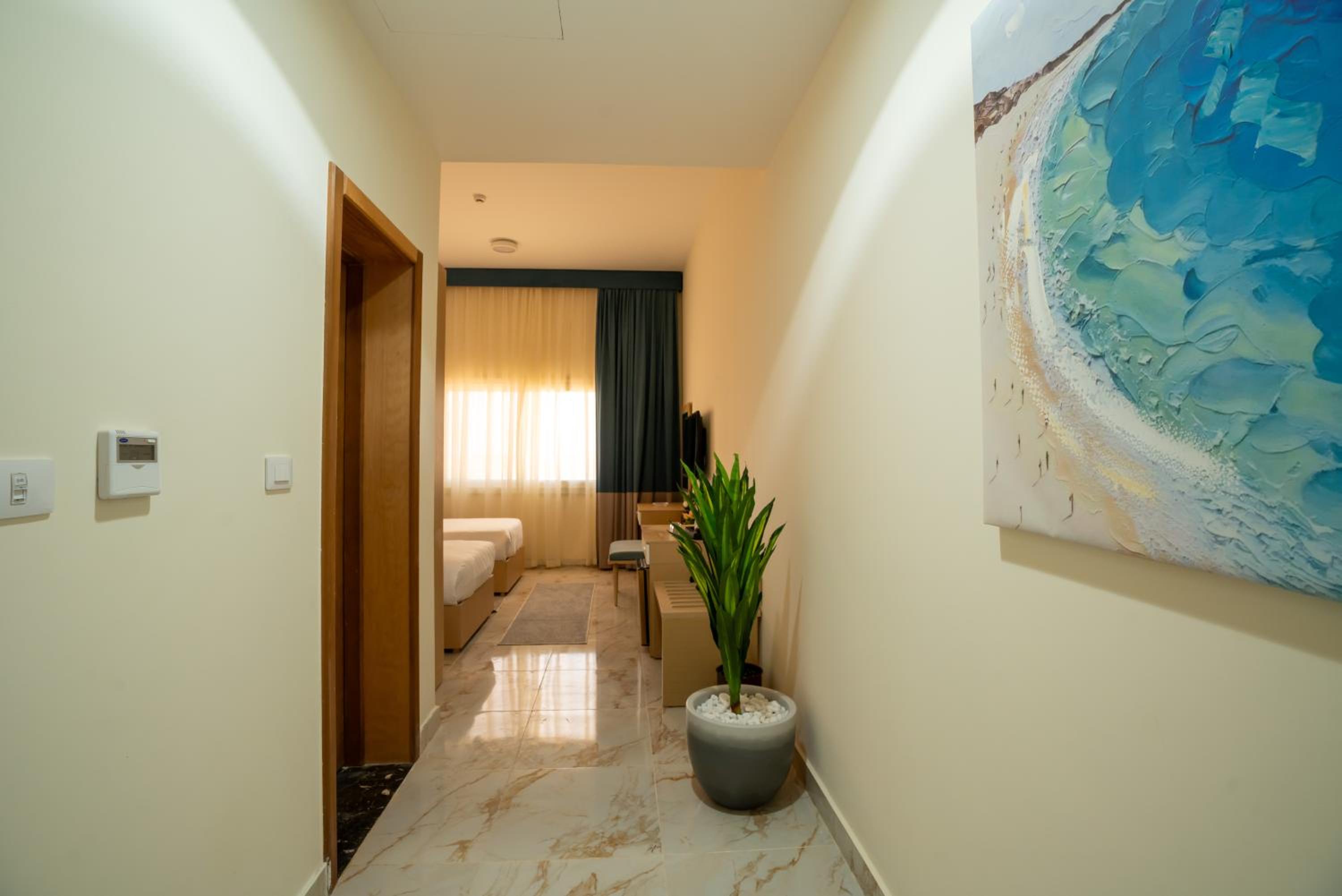 Standard Twin Room With City View - Photo 3