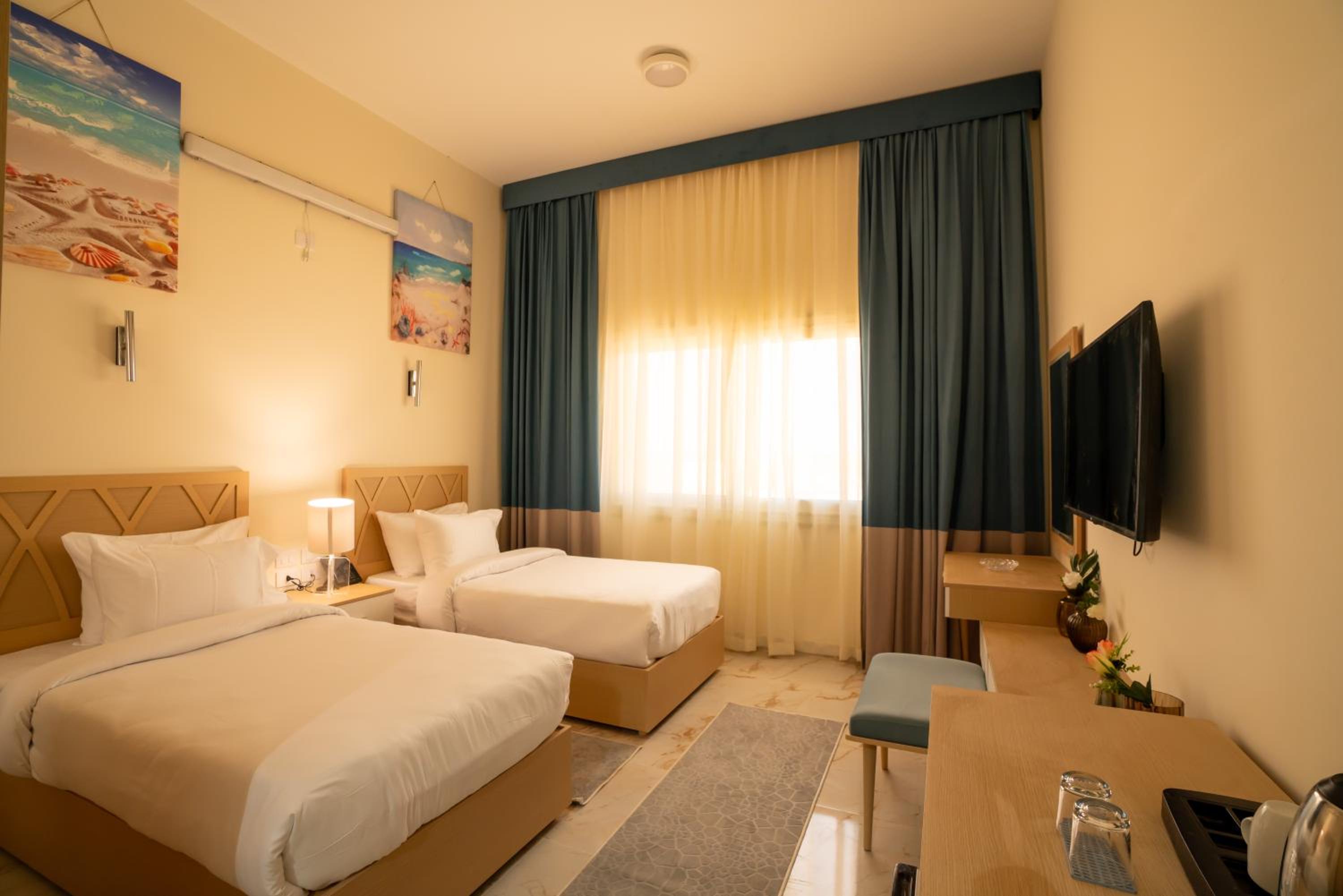 Standard Twin Room With City View - Photo 7
