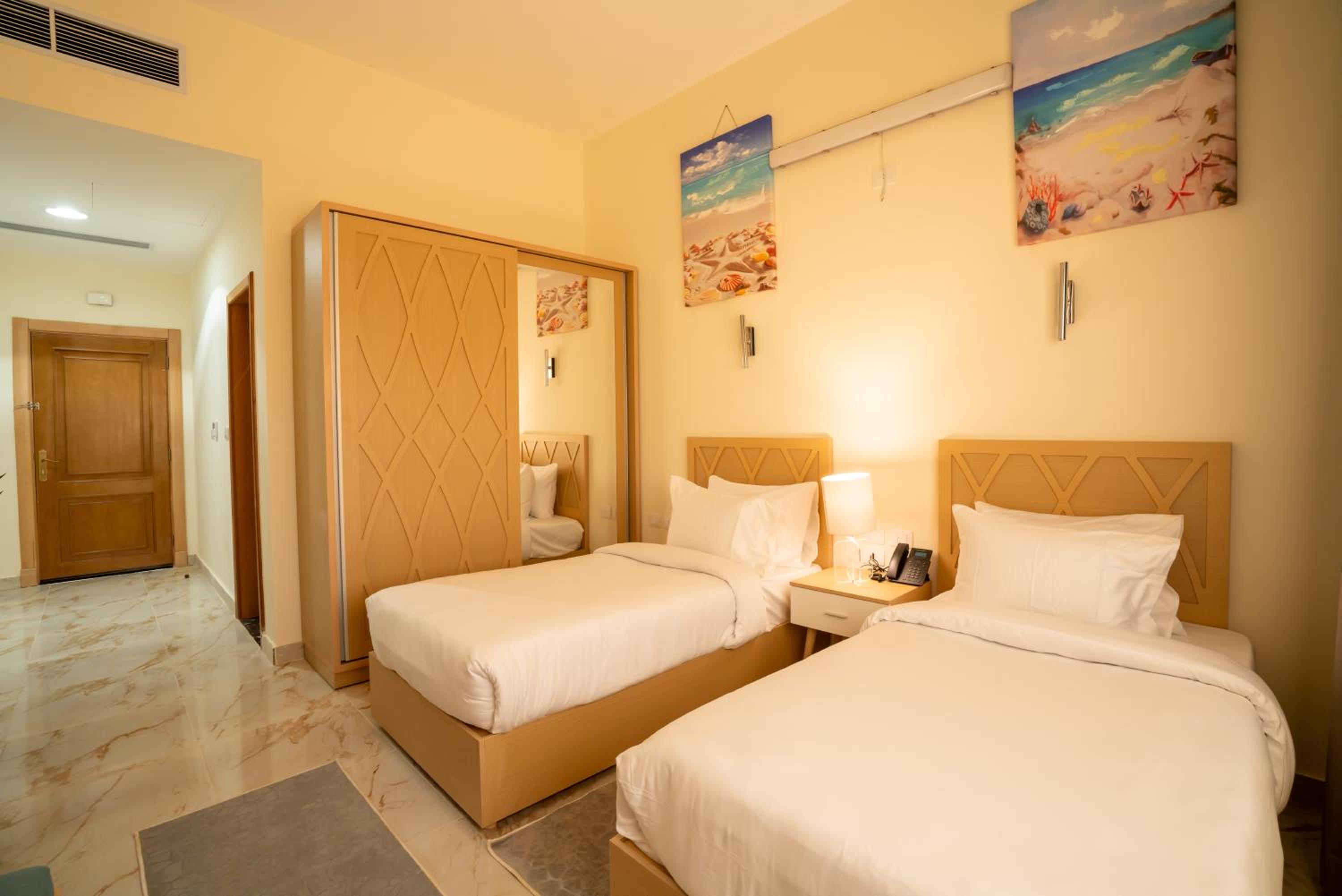 Standard Twin Room With City View - Photo 6