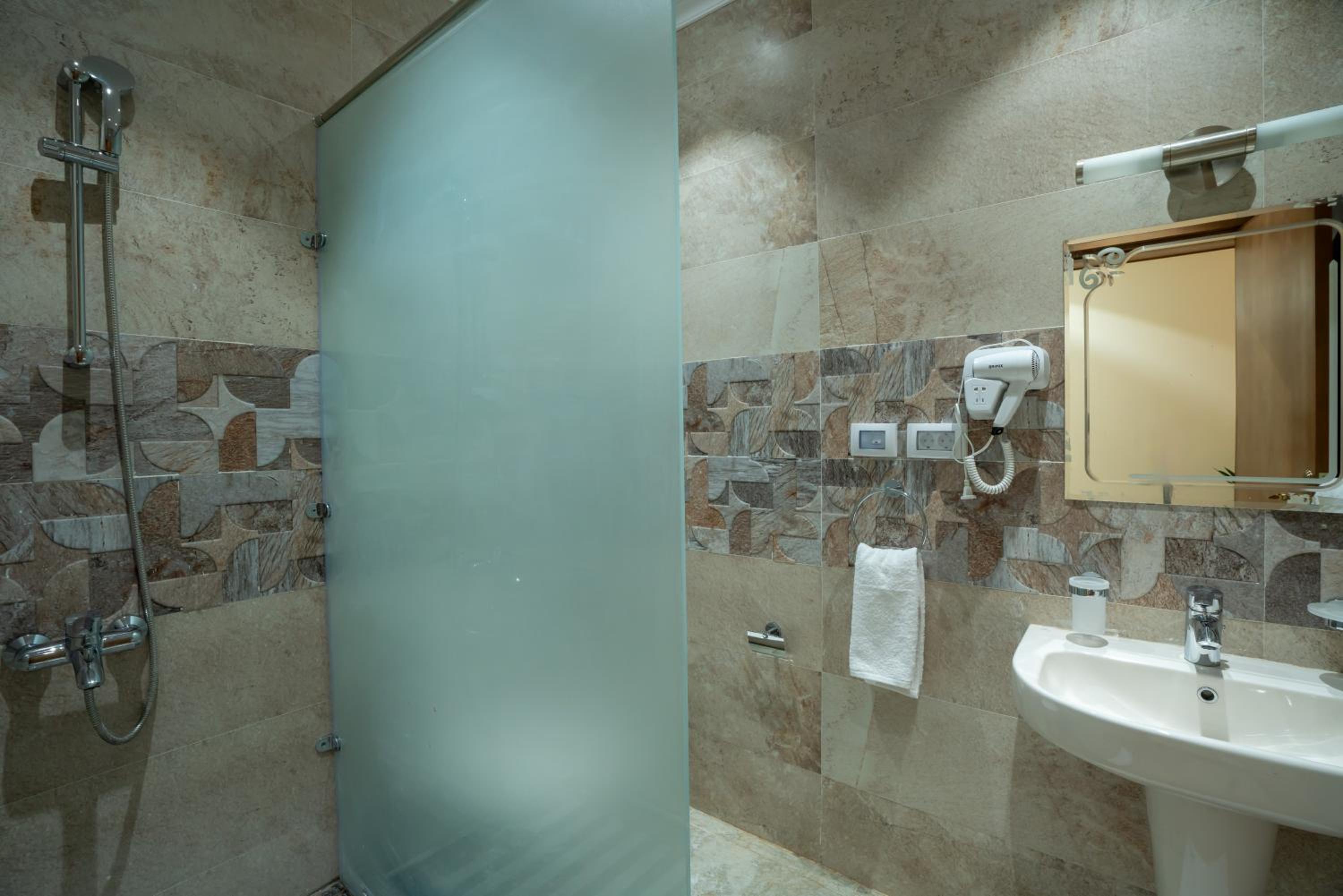 Standard Twin Room With City View - Photo 2