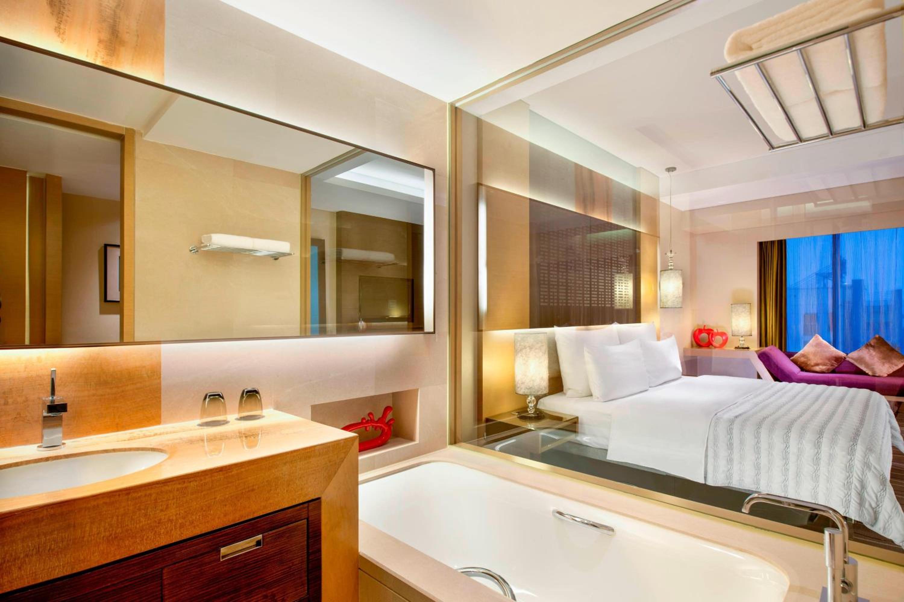 Deluxe King Room with City View
