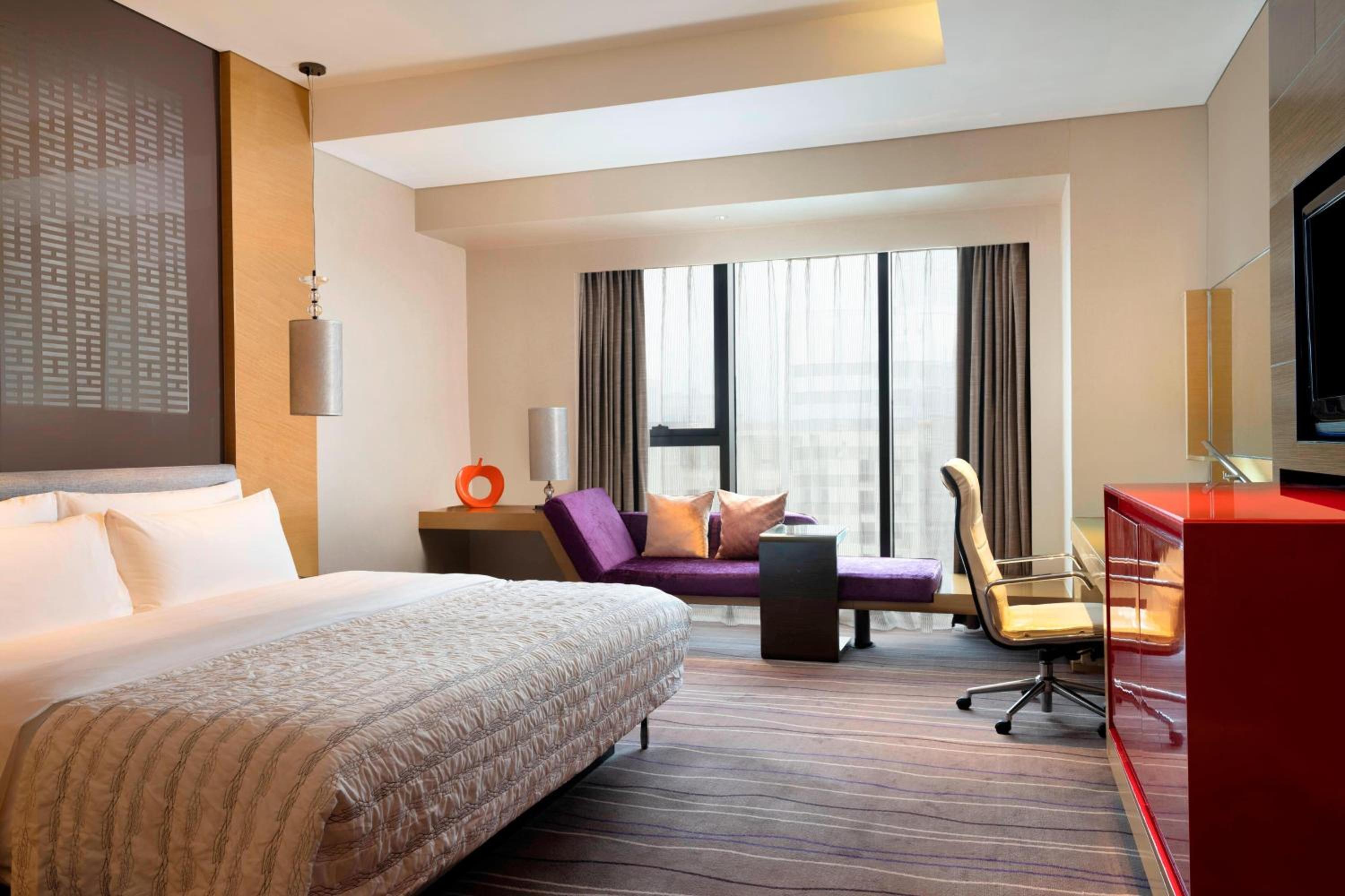 Club King Room with City View and Lounge Access