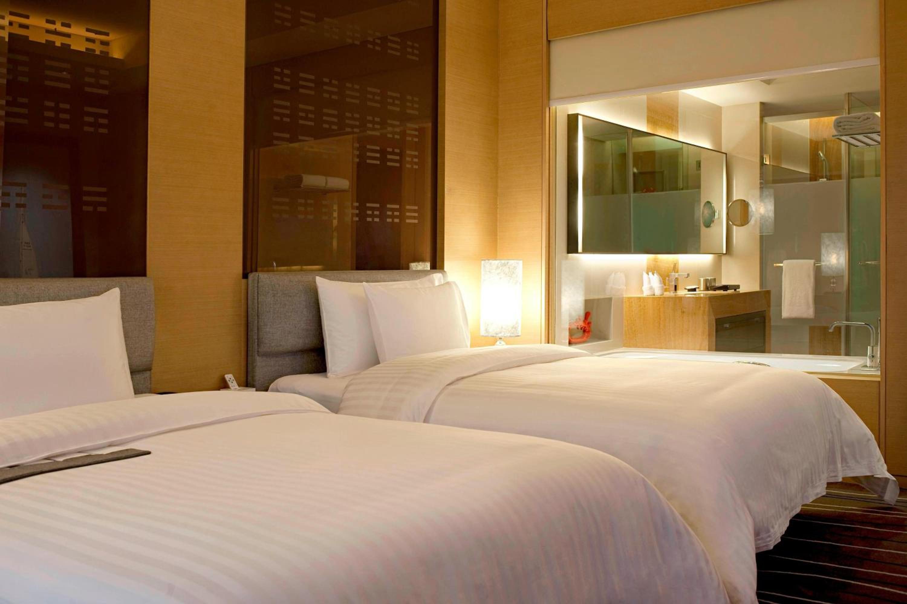 Classic Twin Room with City View - Photo 6