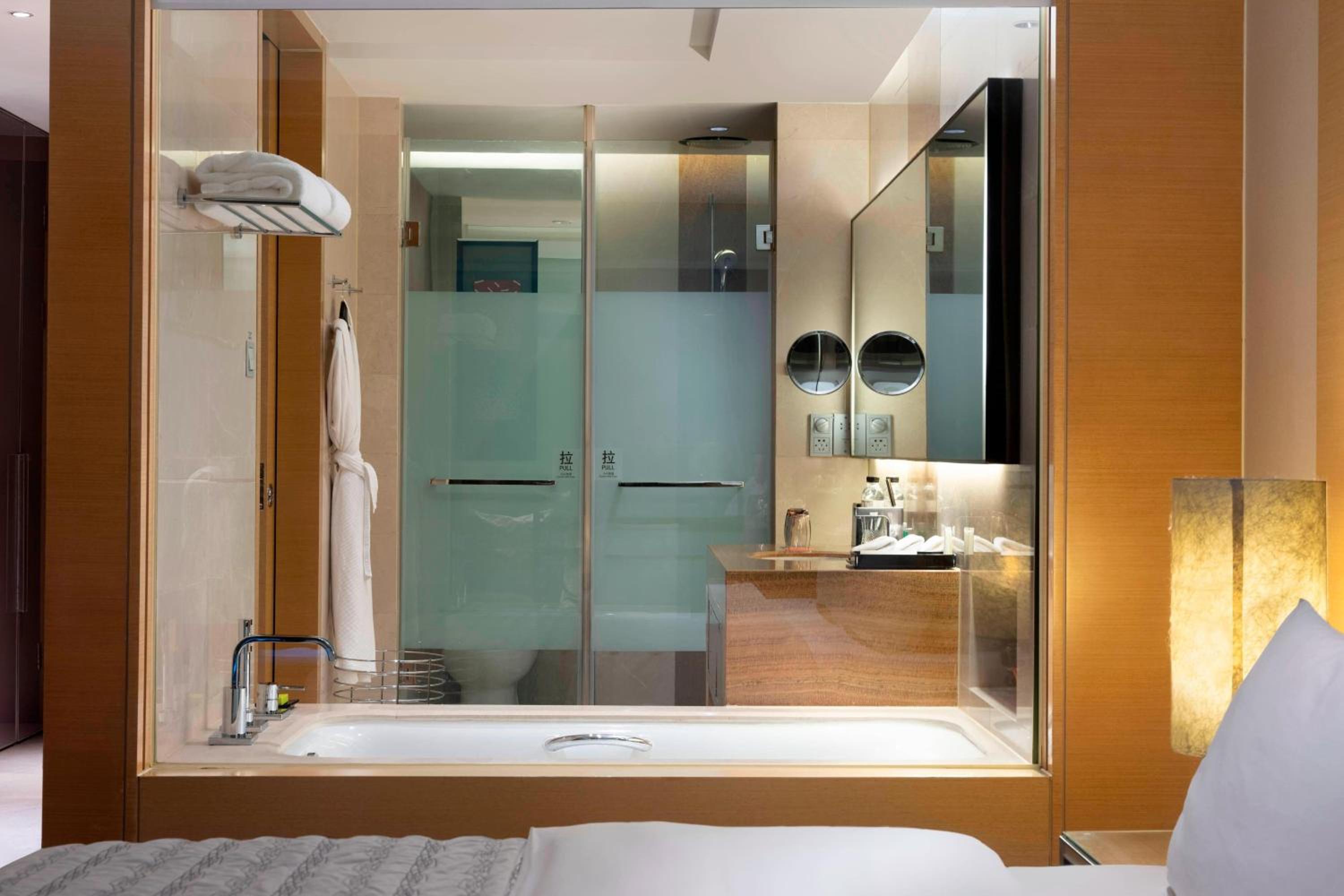 Classic Twin Room with City View - Photo 2
