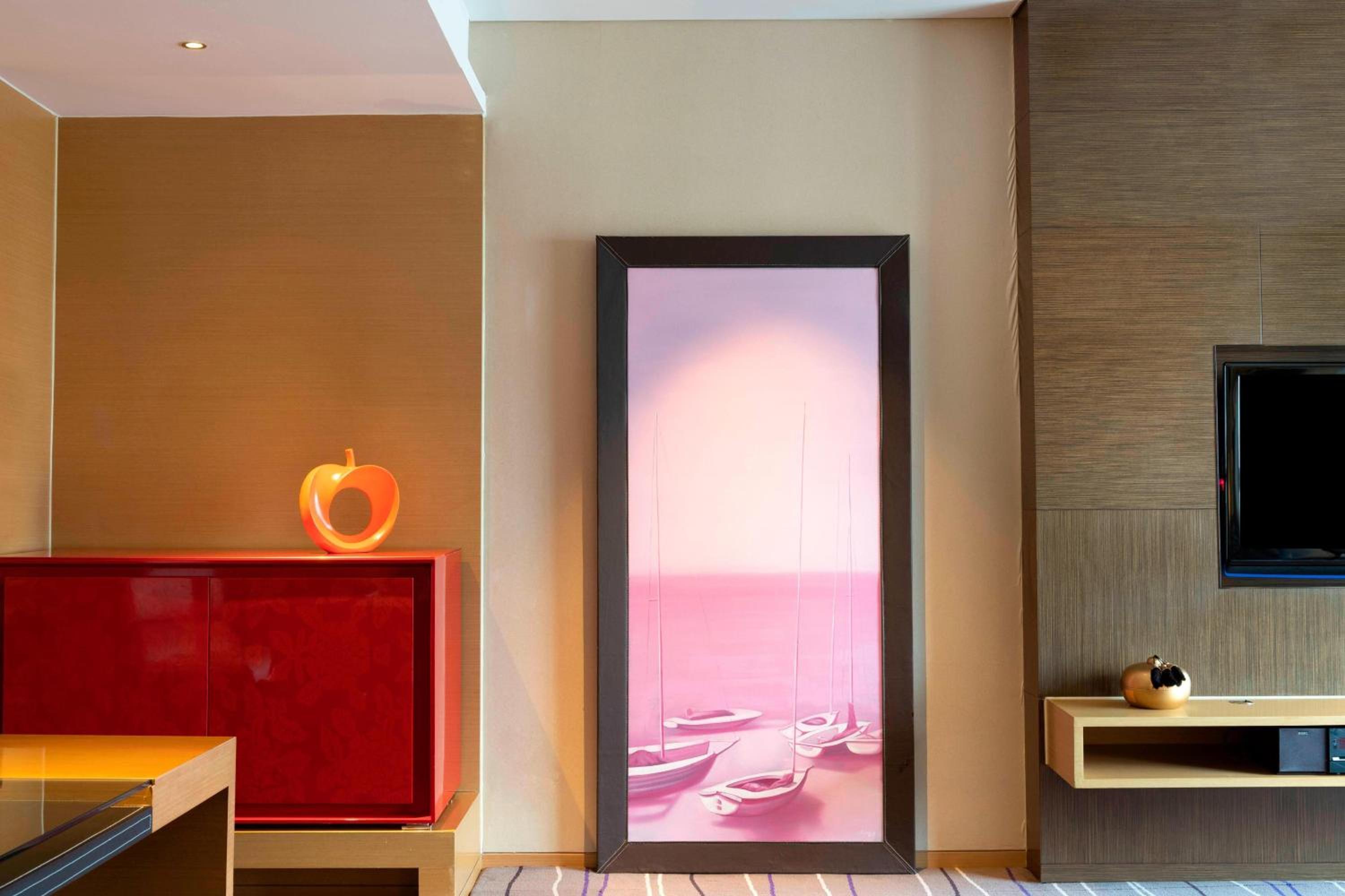 One-Bedroom Junior Suite with Club Lounge Access - Photo 2