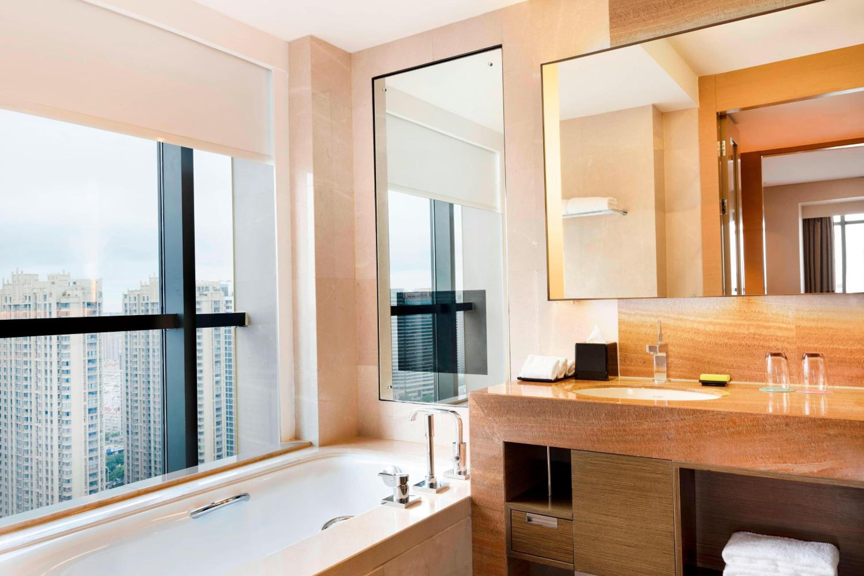 One-Bedroom Junior Suite with Club Lounge Access - Photo 5