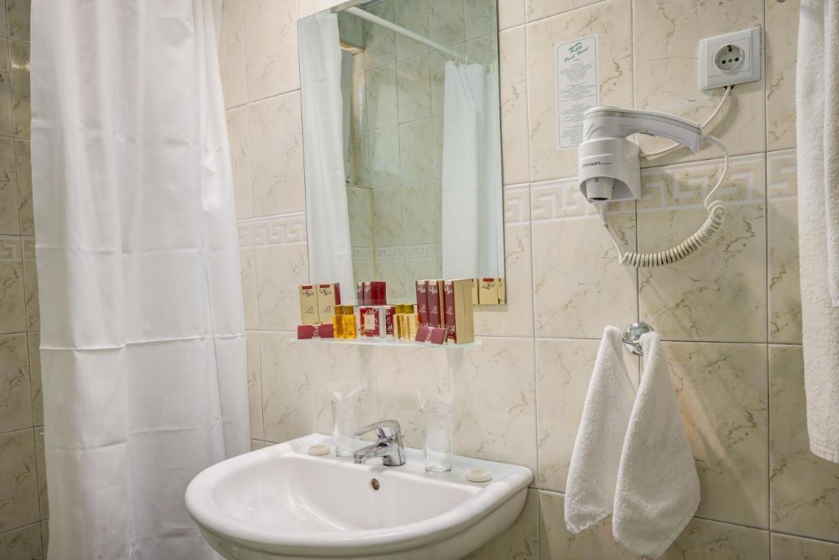 Double or Twin Room with Extra Bed (3 Adults) with Free Private Parking photo 1
