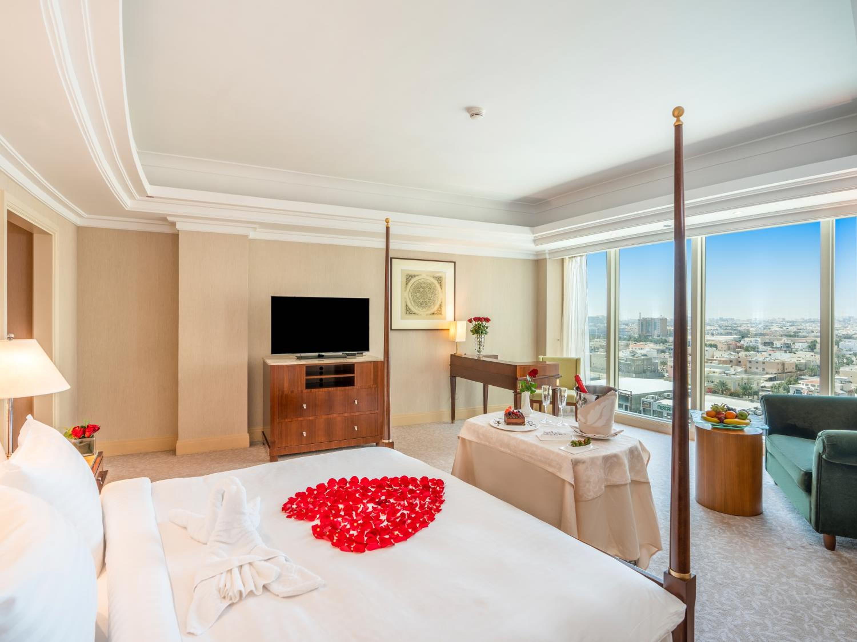 Premium King Room - Photo 4