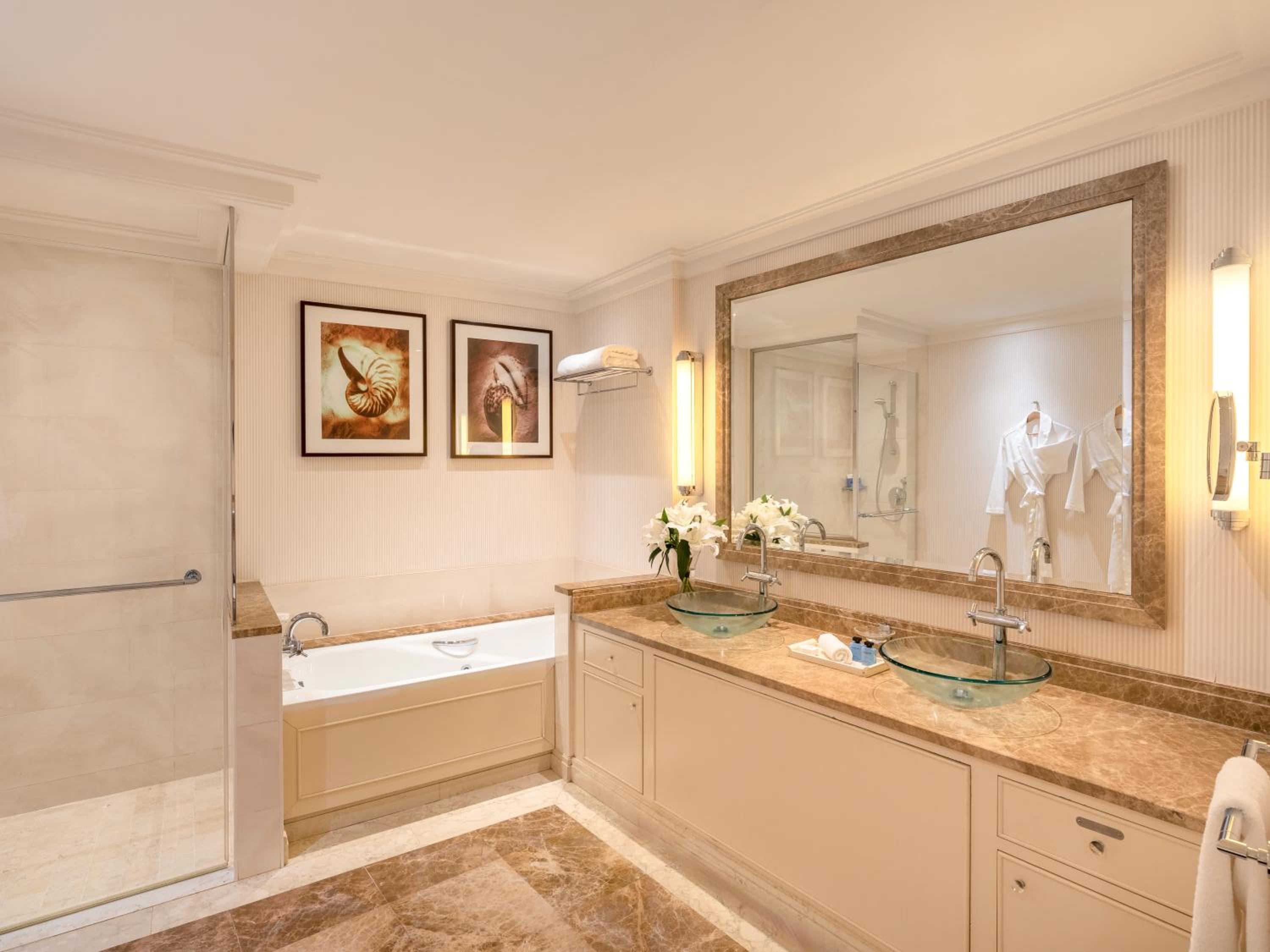 Executive Suite - Photo 5