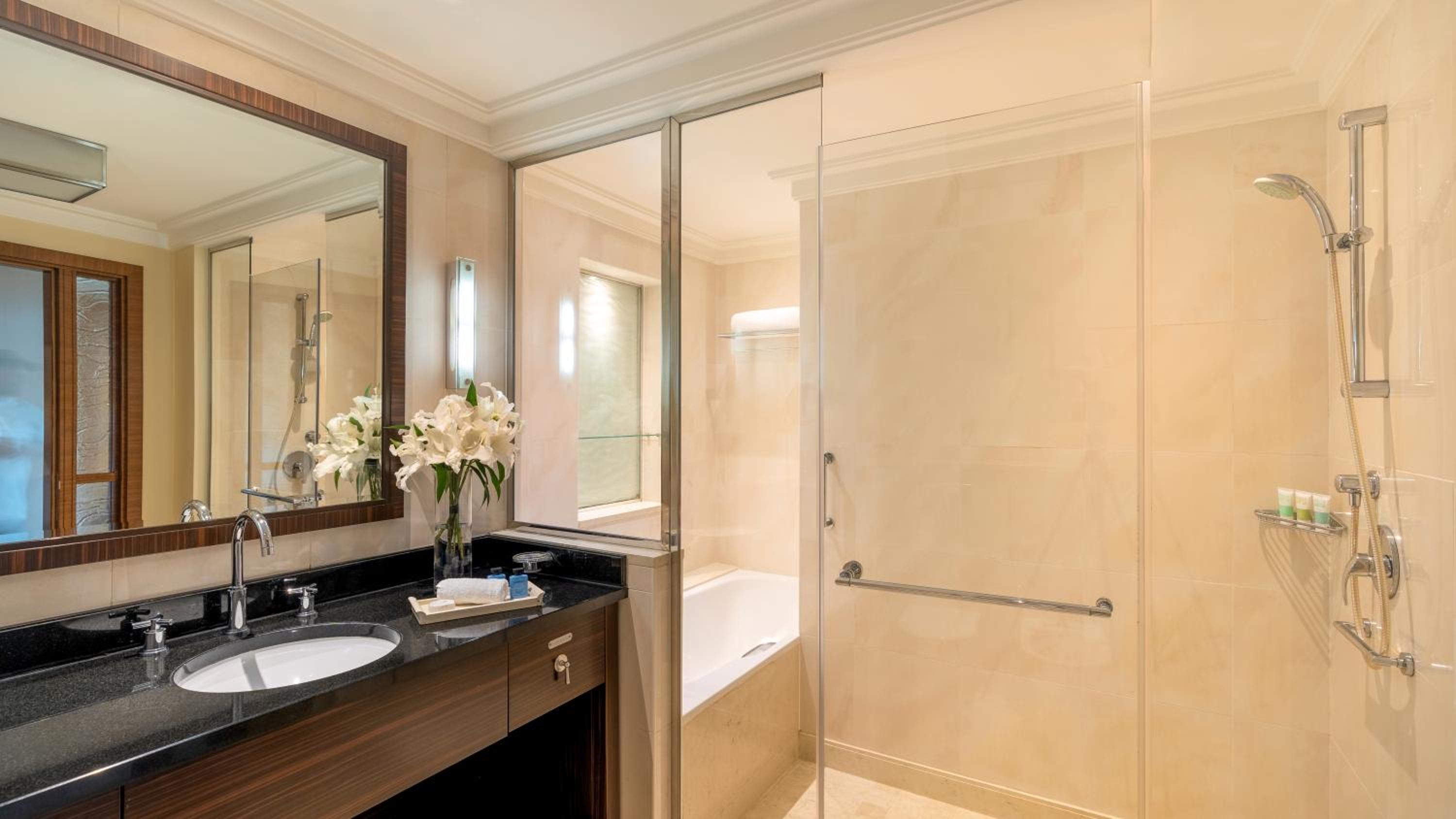Deluxe Twin Room with Partial Sea View - Photo 2
