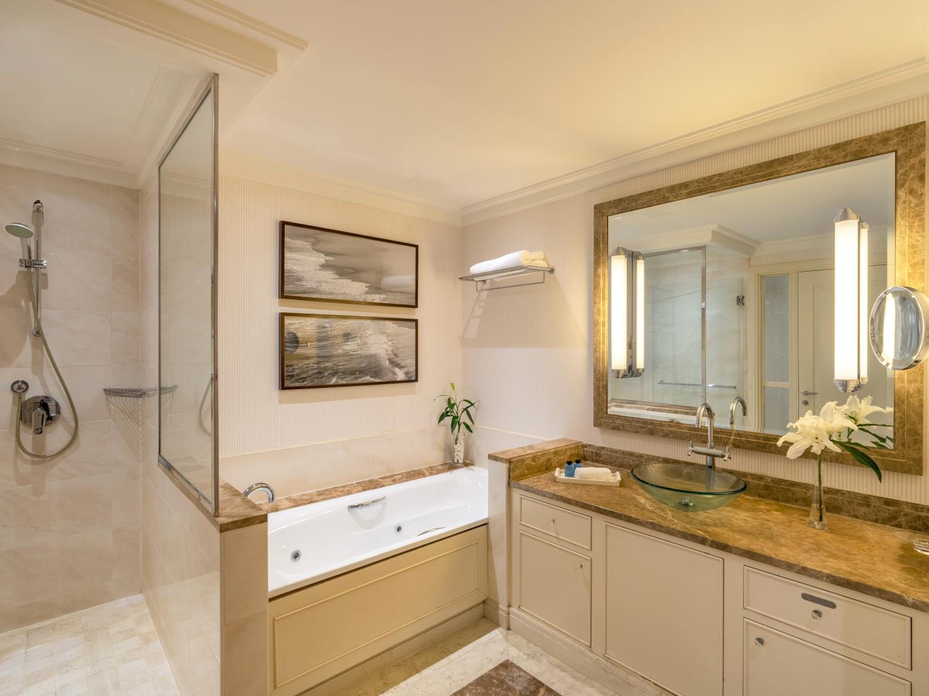 Premium King Room - Photo 5
