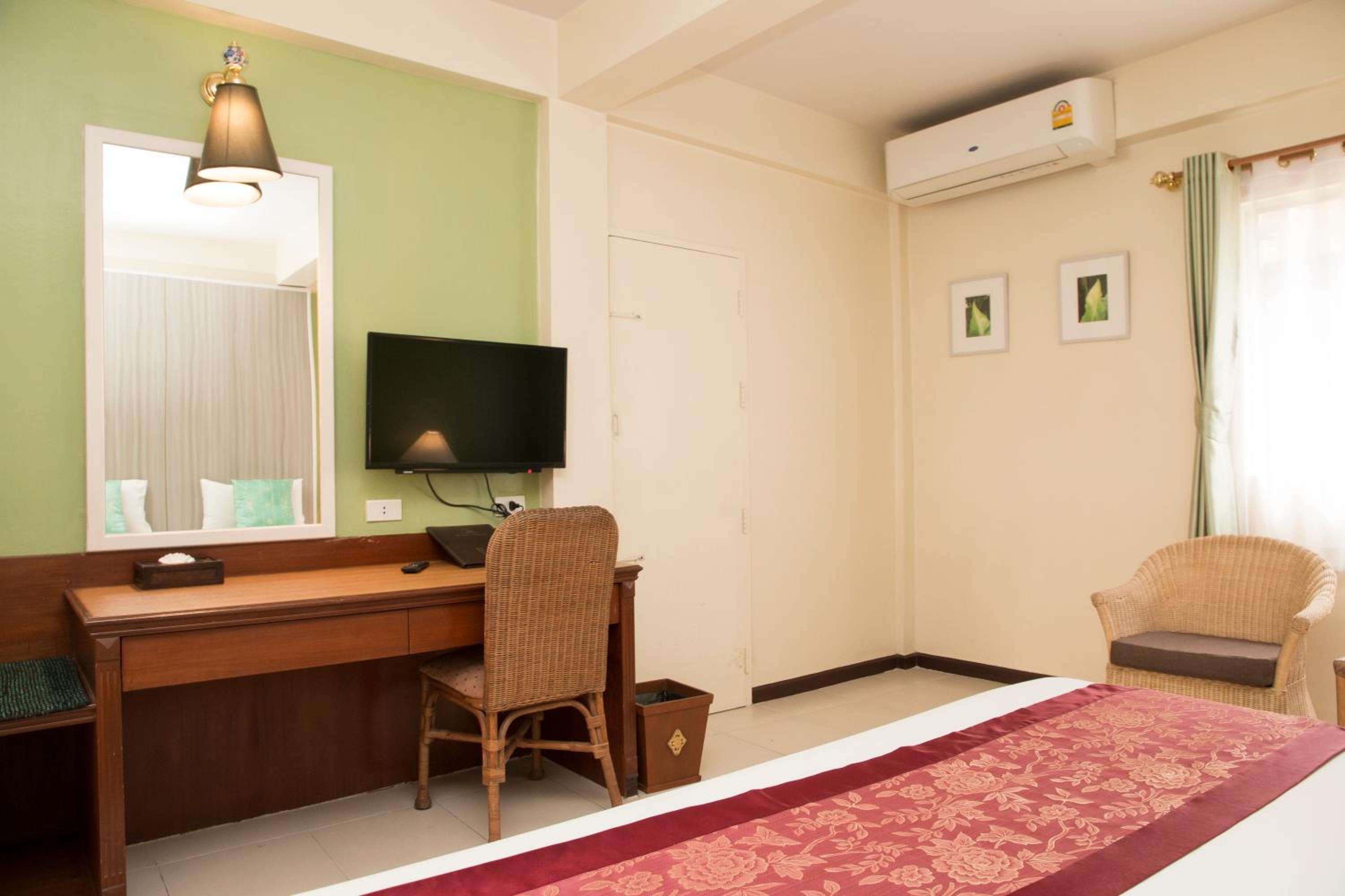 Deluxe Double Room - Photo 13