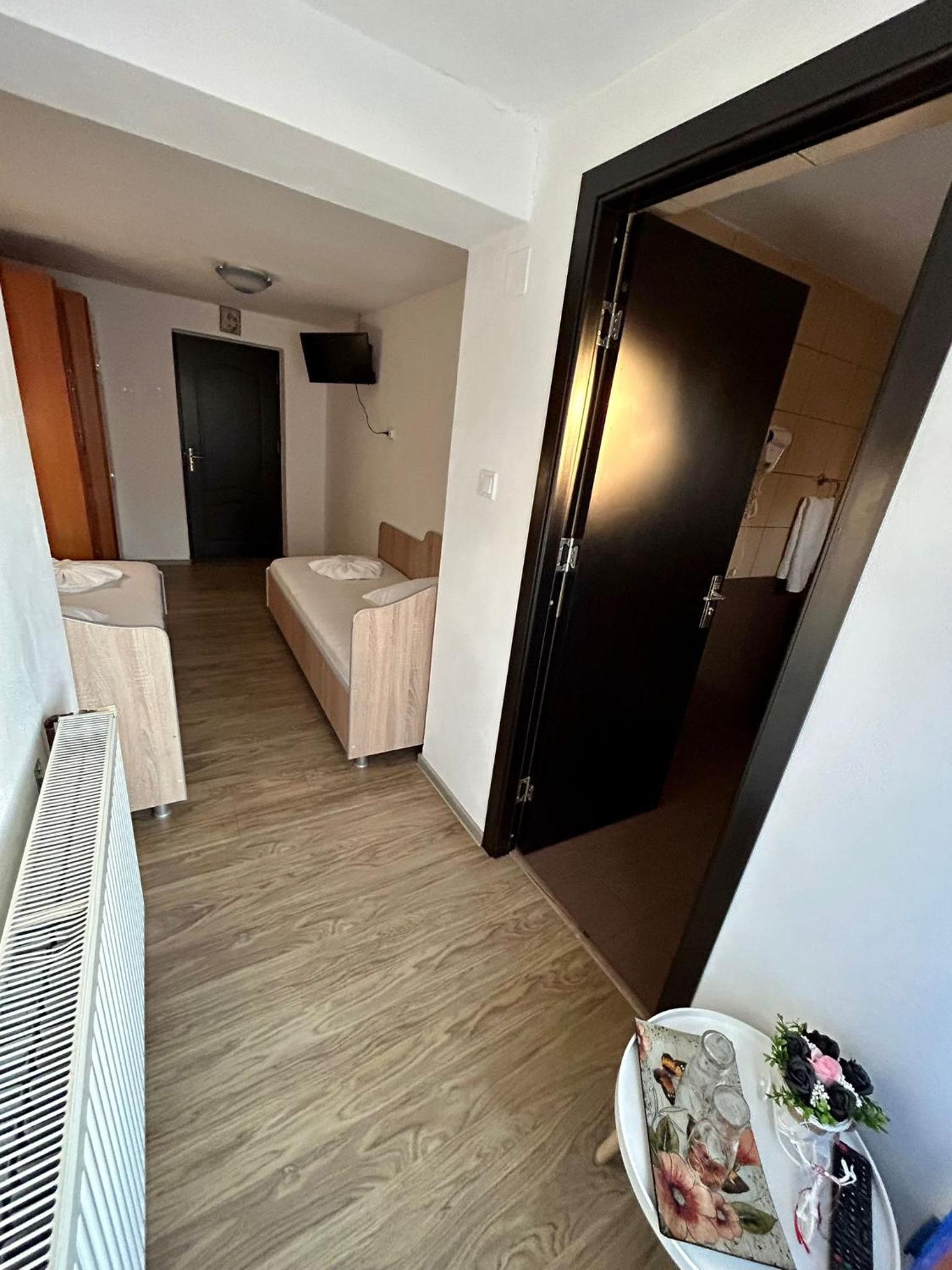 Twin Room with Private Bathroom - Photo 3
