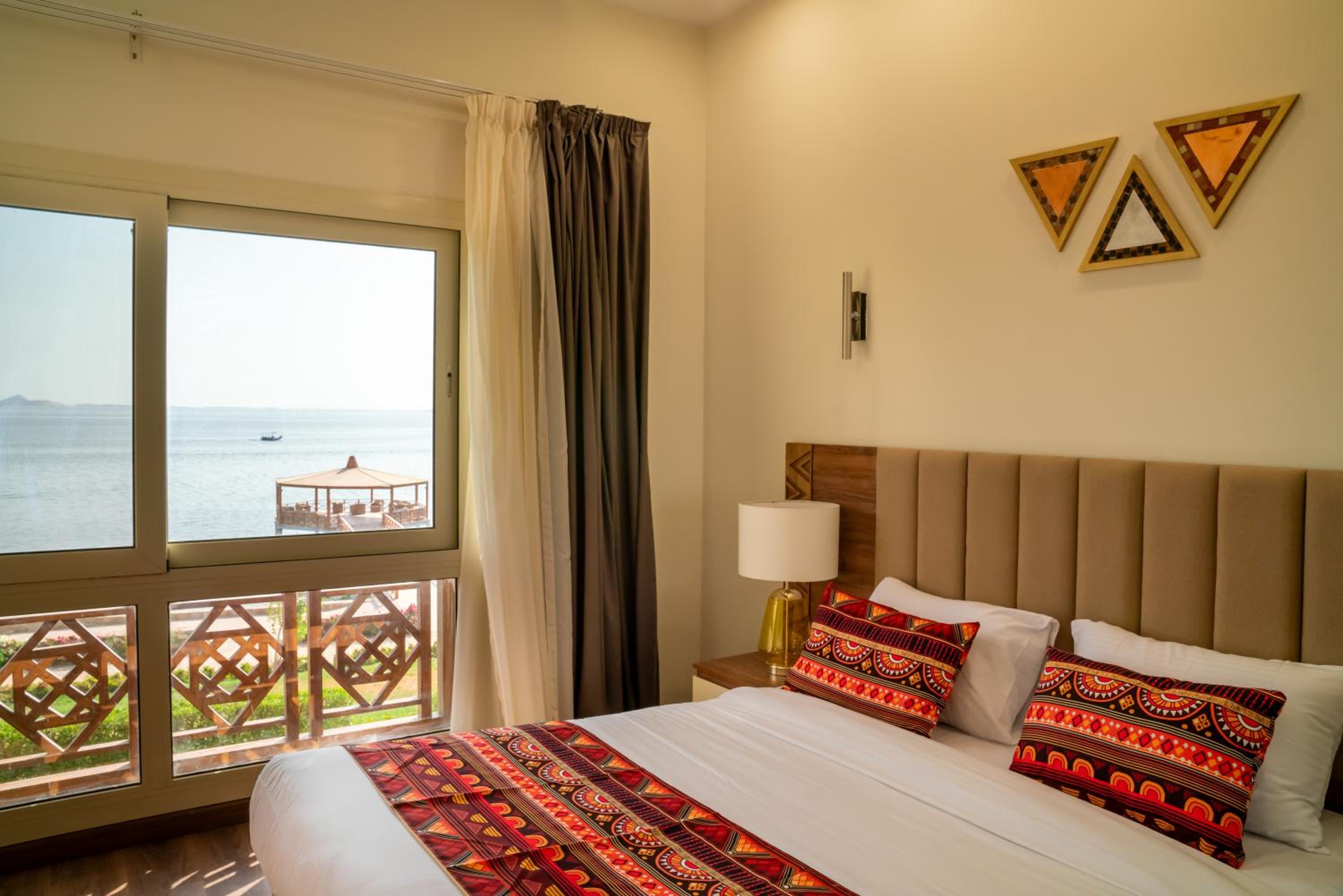 Luxury Suite with panoramic Front Lake View - Photo 1