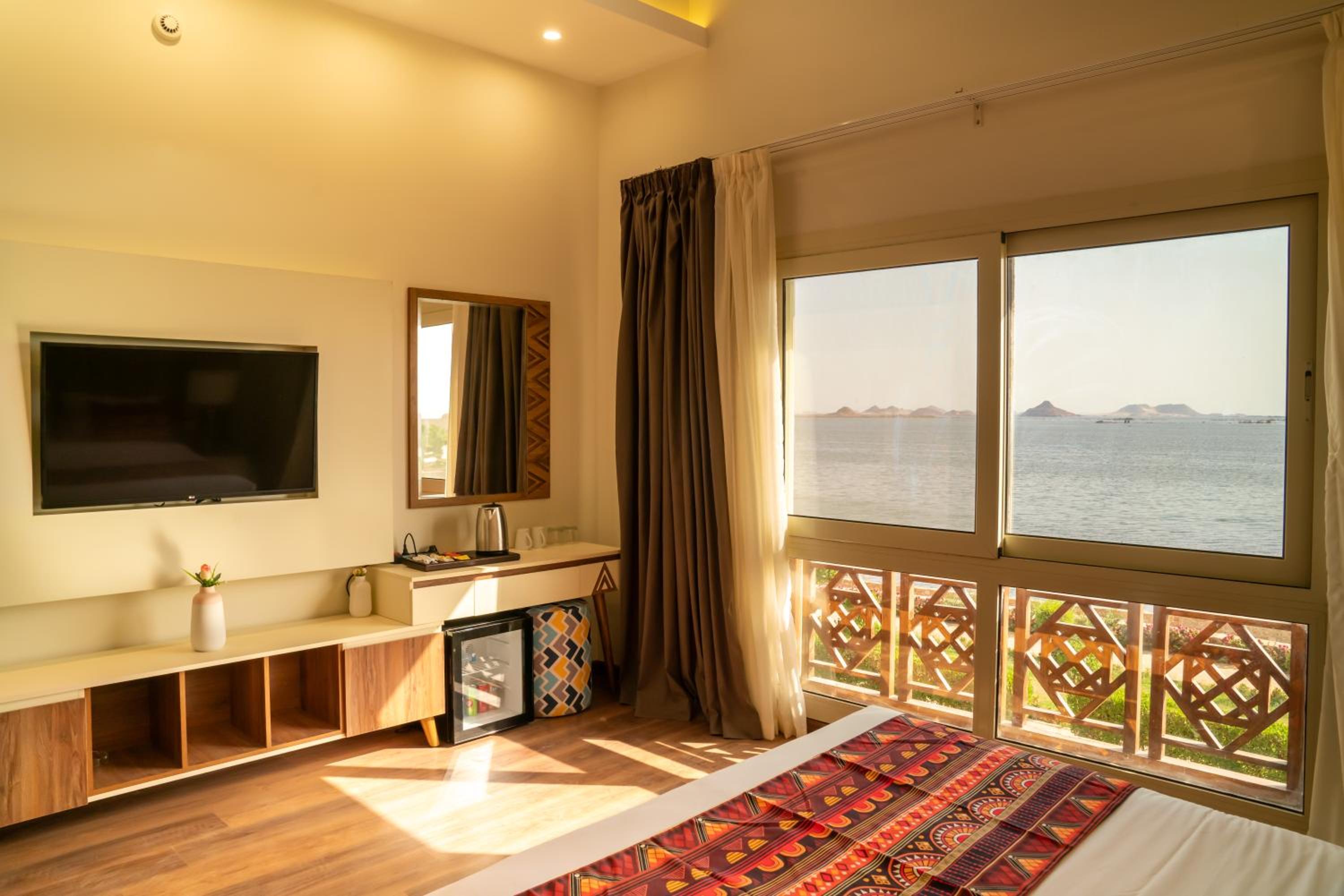 Luxury Suite with panoramic Front Lake View - Photo 4