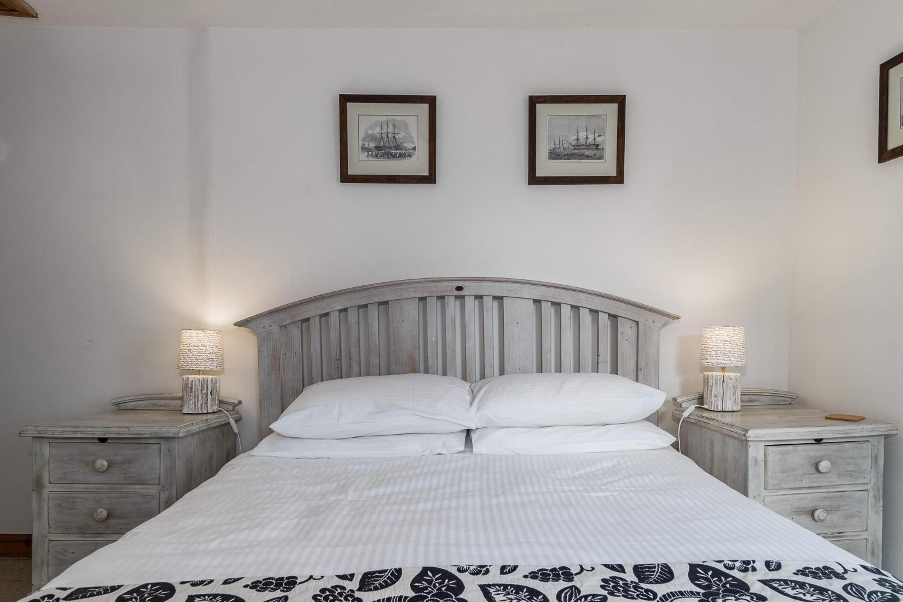 Five-Bedroom House photo 3