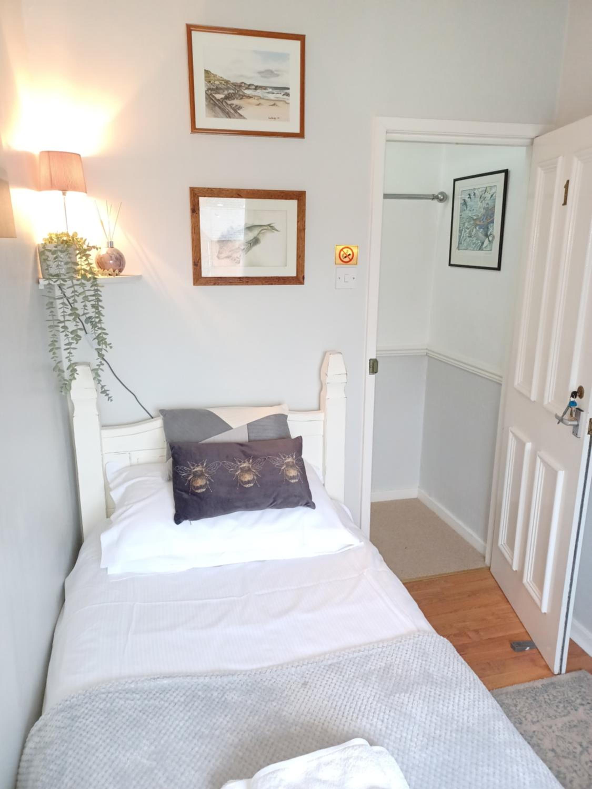 Single Room with Private Bathroom photo 1