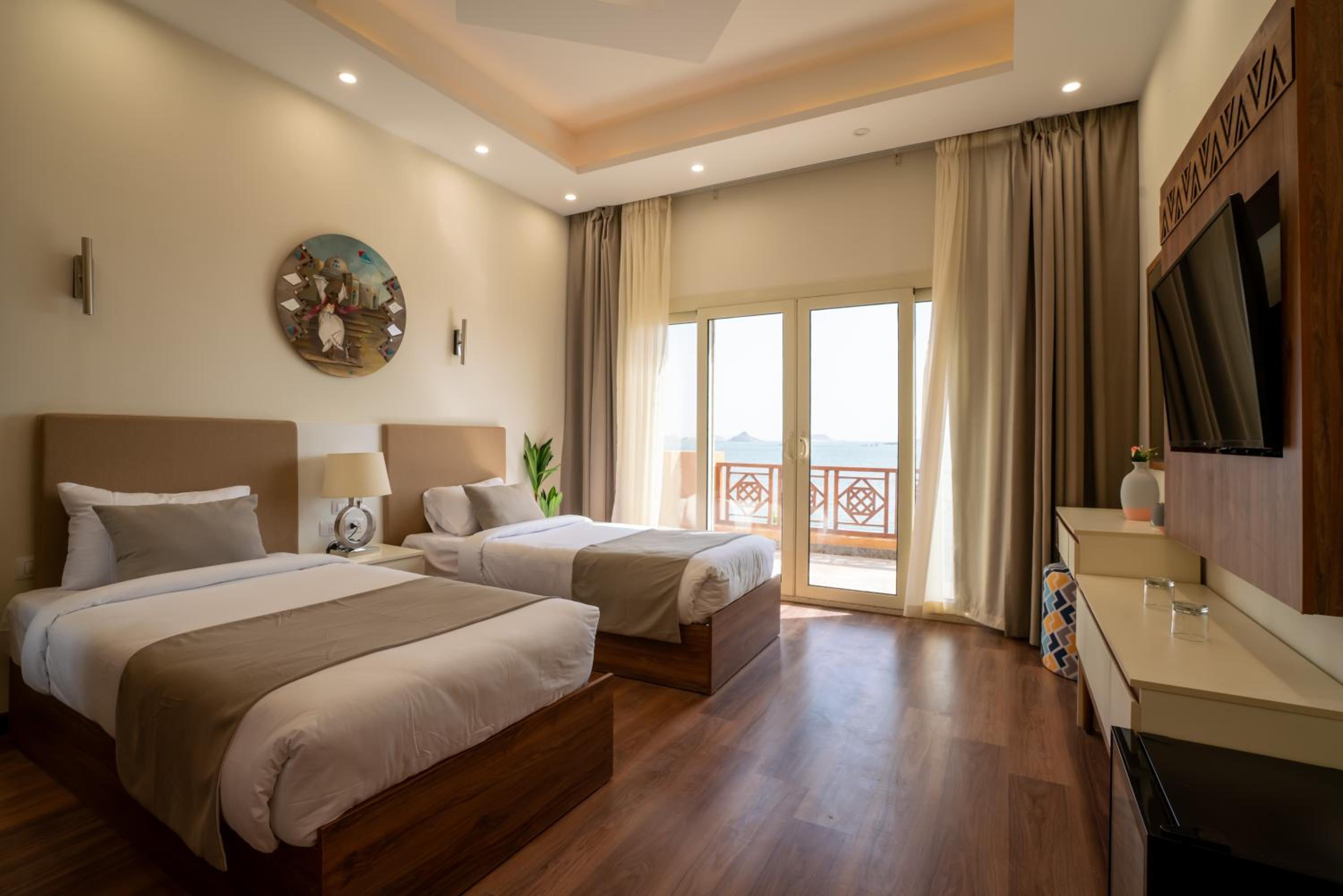 Luxury Suite with panoramic Front Lake View - Photo 5