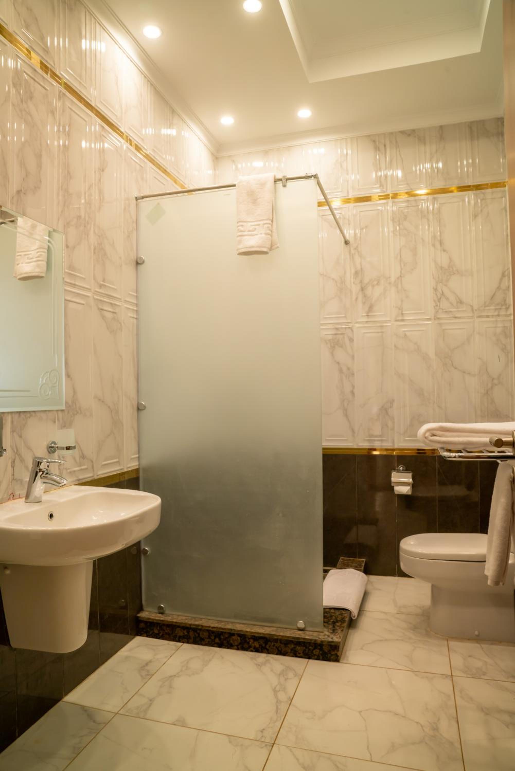 Luxury Suite with panoramic Front Lake View - Photo 13