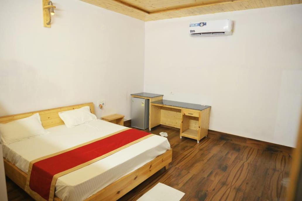 Deluxe Room (2 Adults + 1 Child)