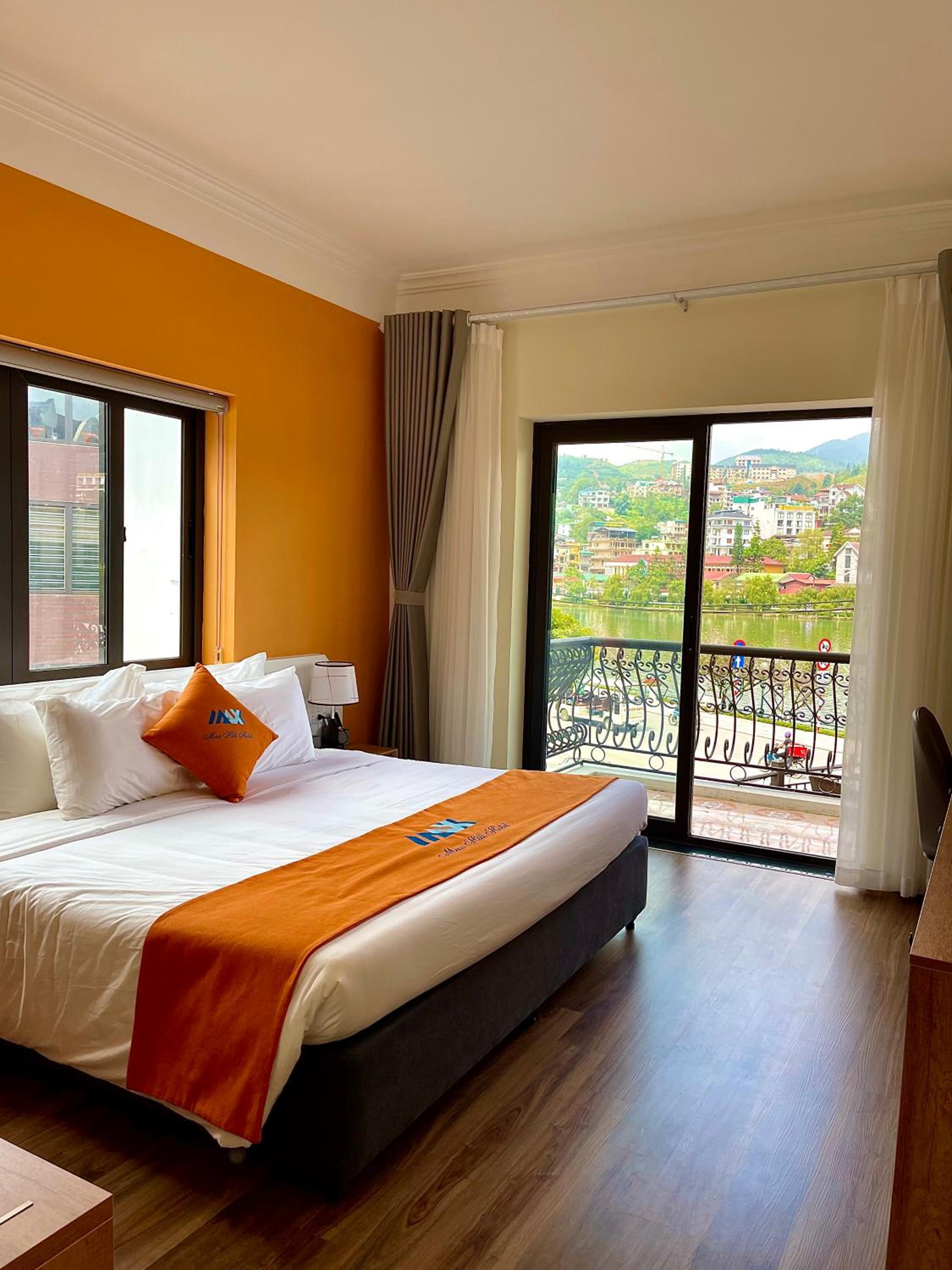 Double Room with Lake View - Photo 4