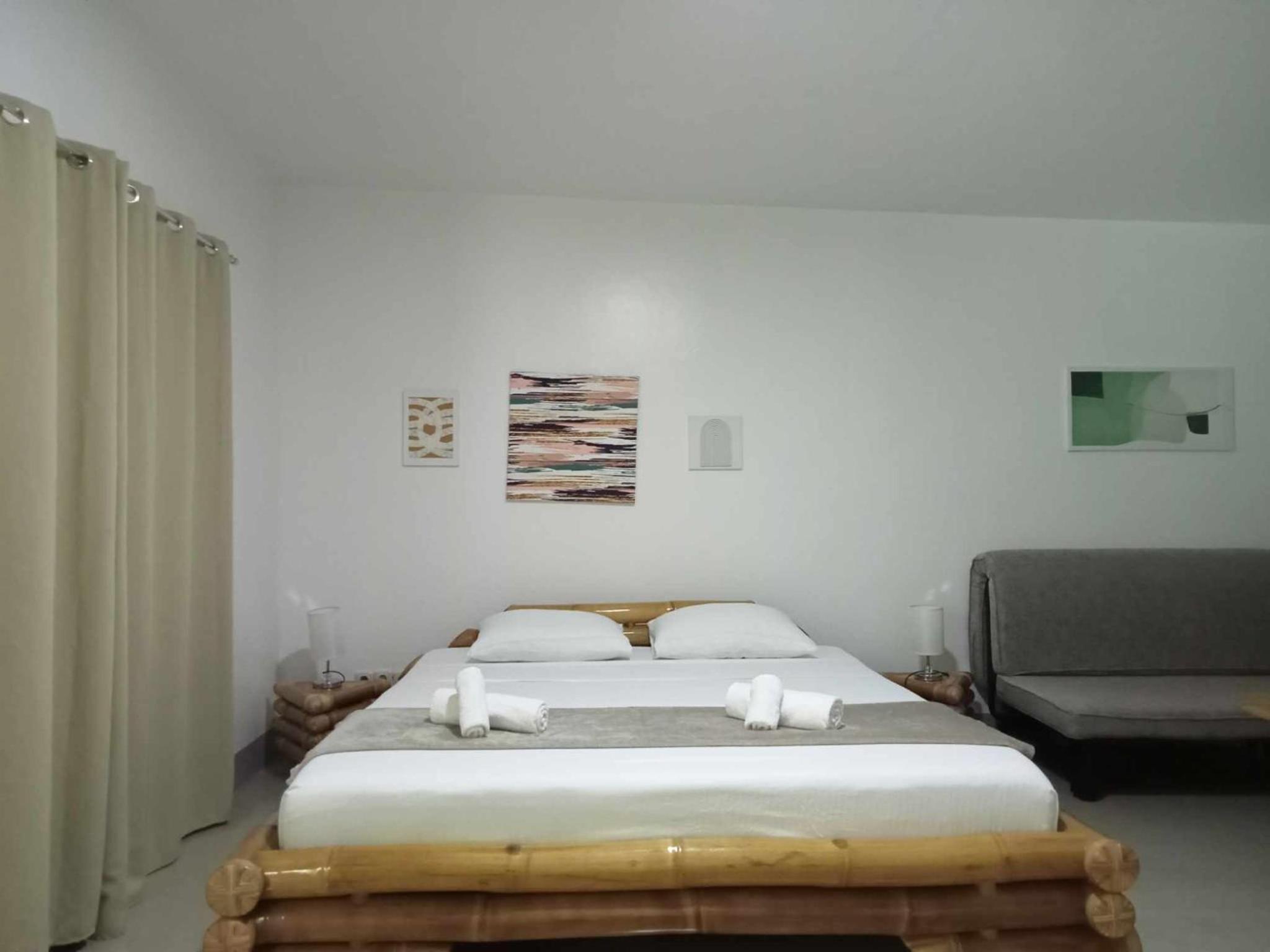 Deluxe King Room - Photo 8