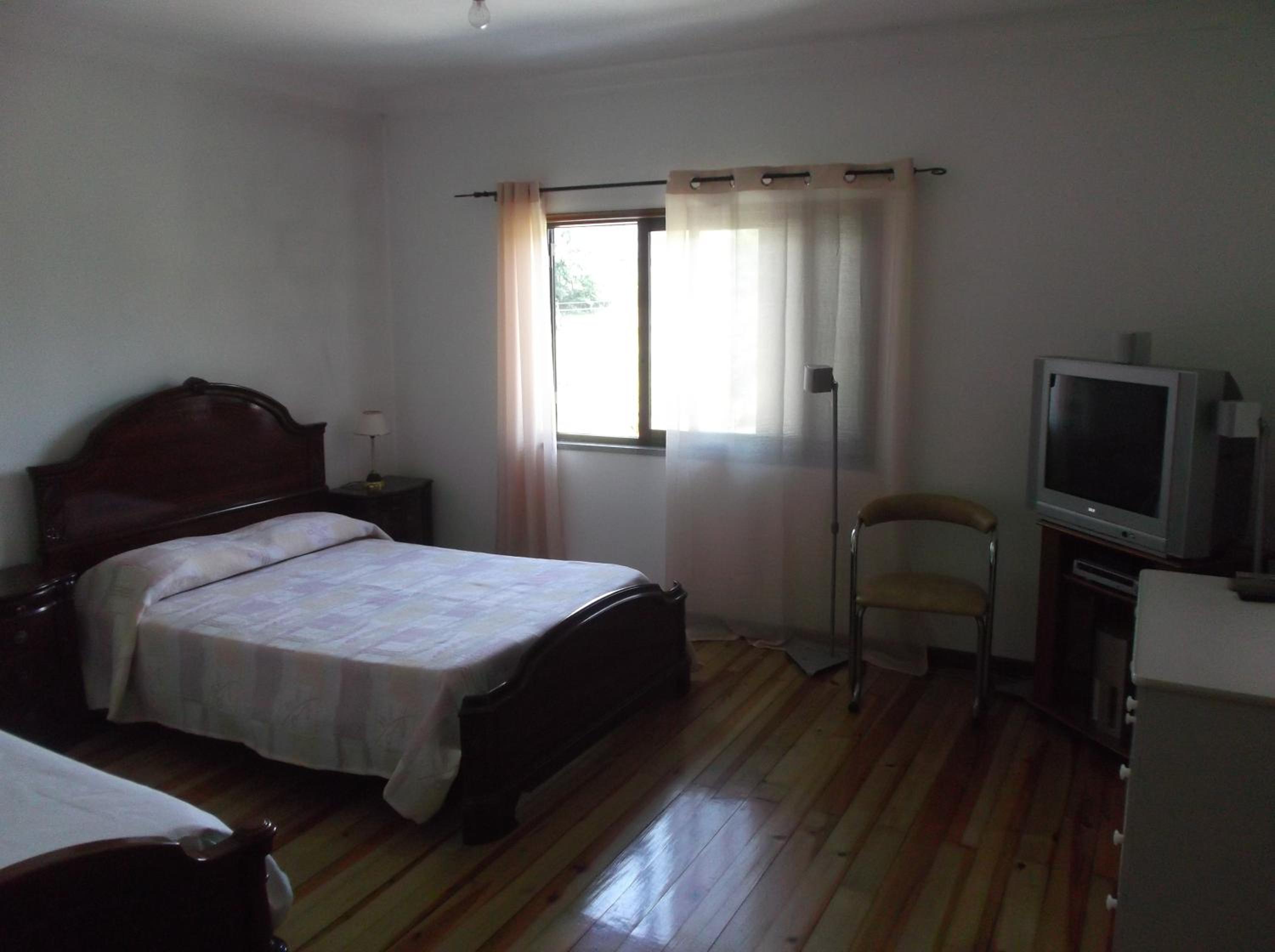 Deluxe Double Room (1 adult + 2 children) - Photo 1