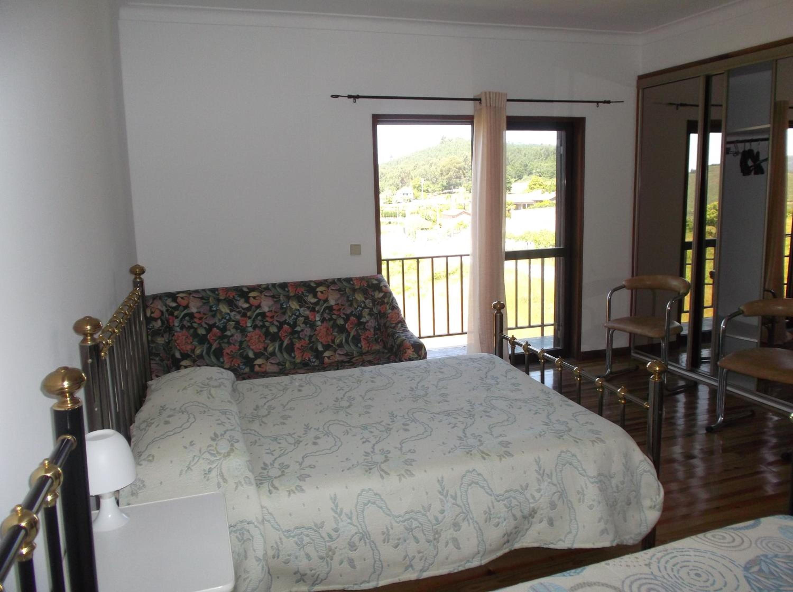 Deluxe Double Room with Bath - Photo 5