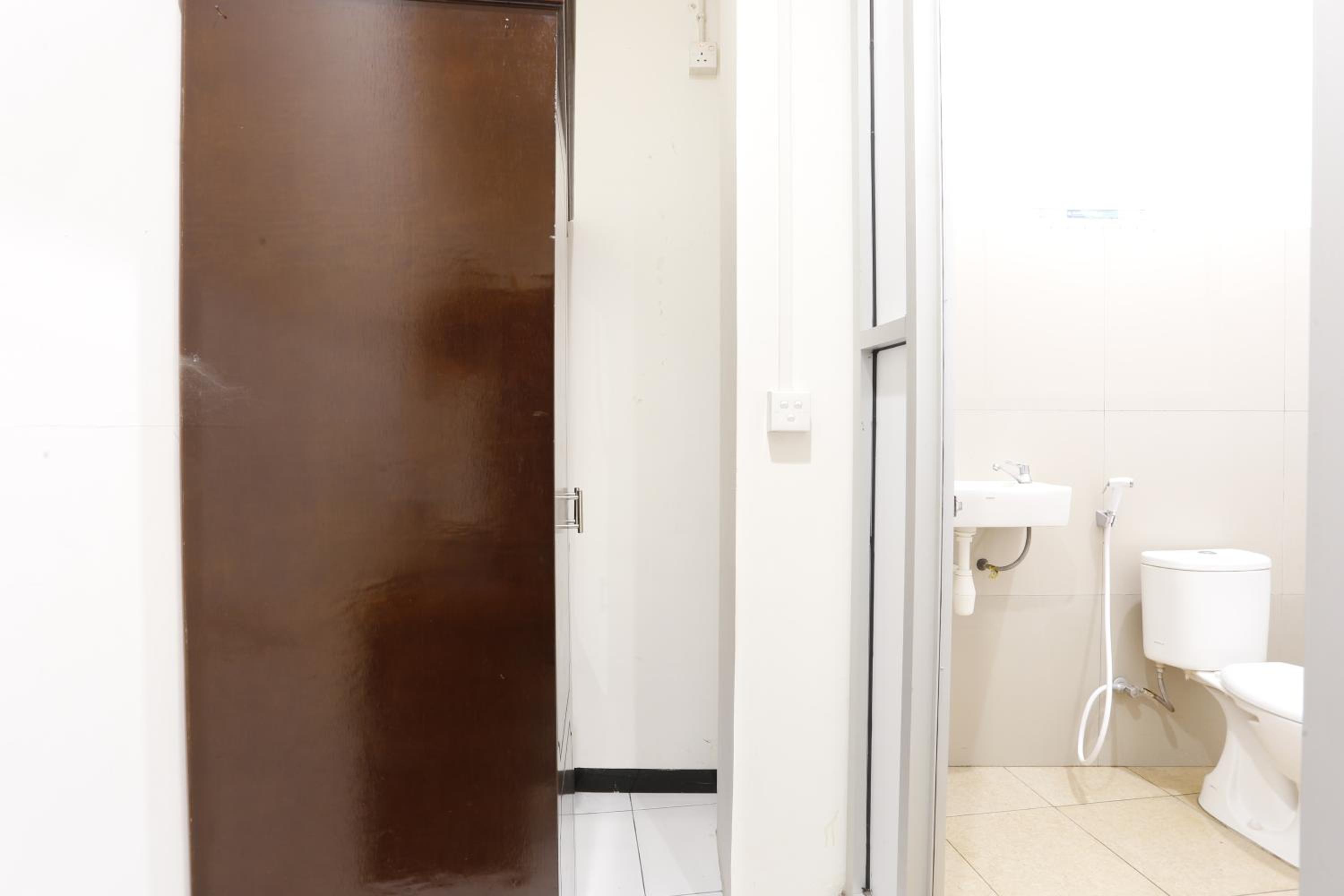 Standard Twin Room - Photo 10