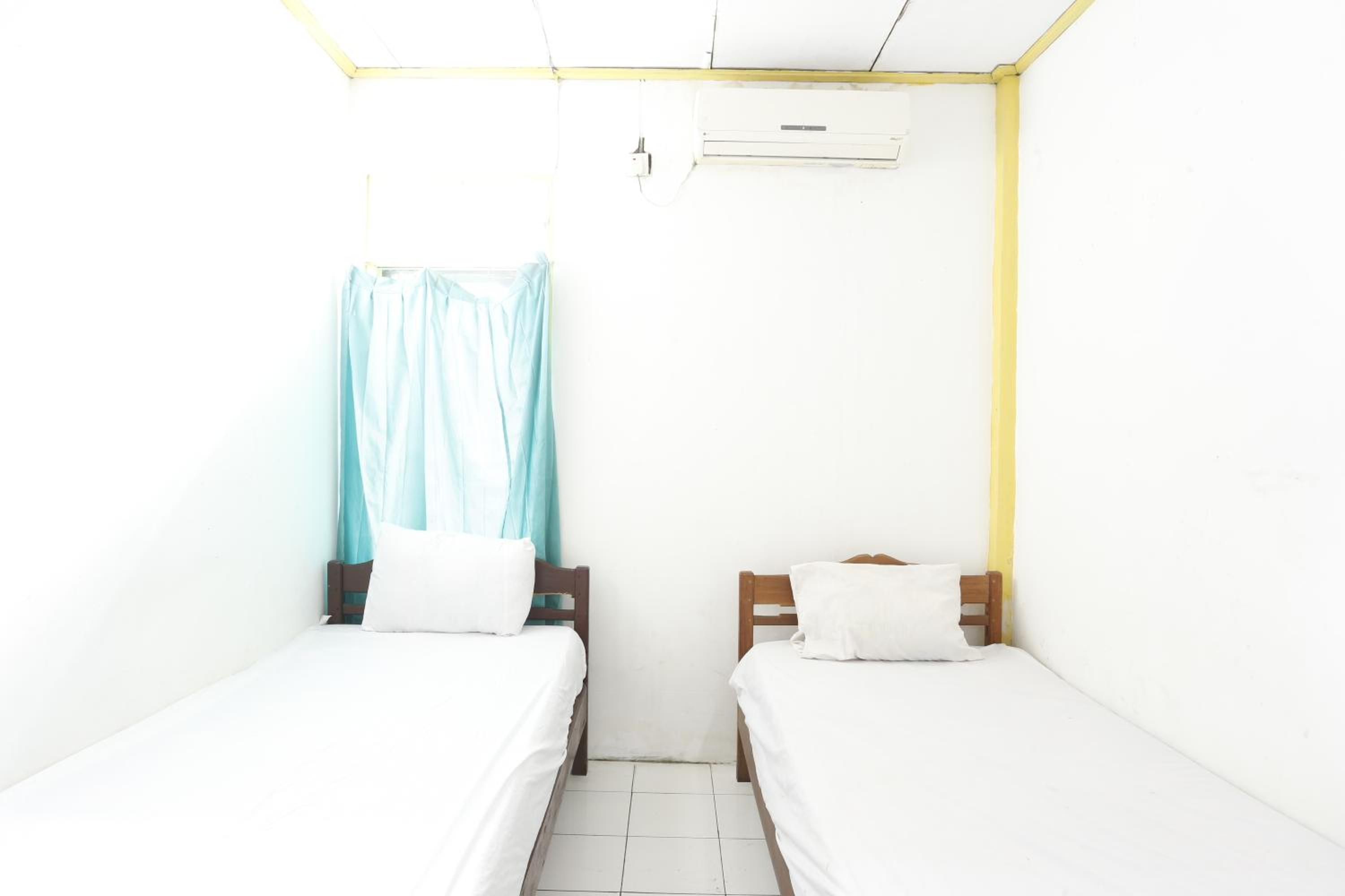 Standard Twin Room - Photo 4
