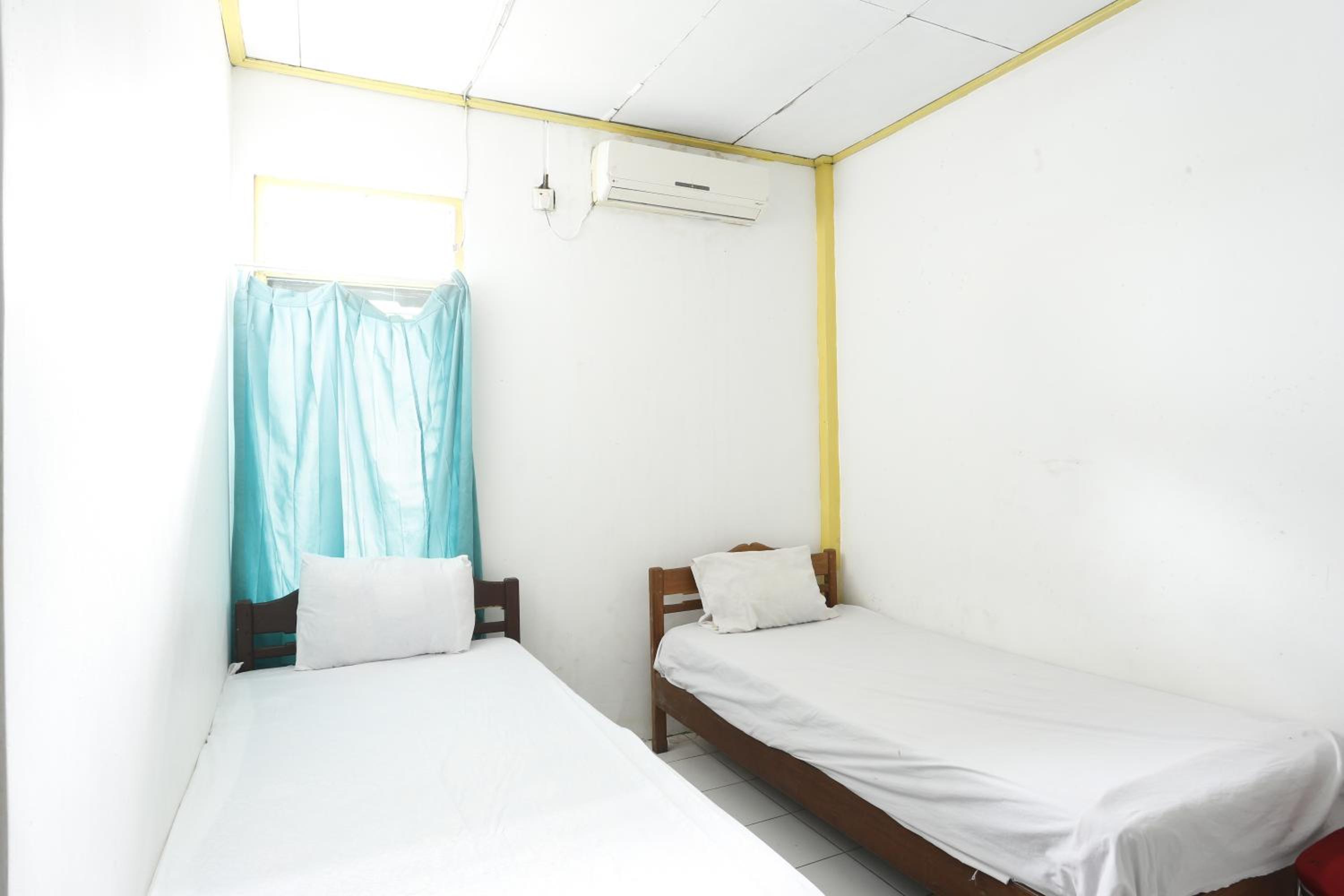 Standard Twin Room - Photo 11