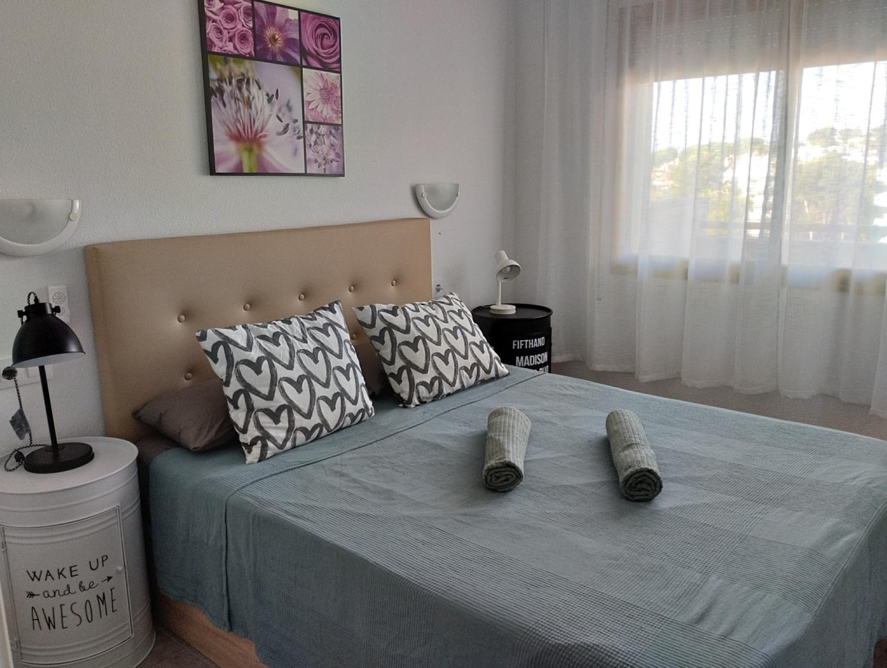 Apartamento de Dos Dormitorios con Vista a la Piscina