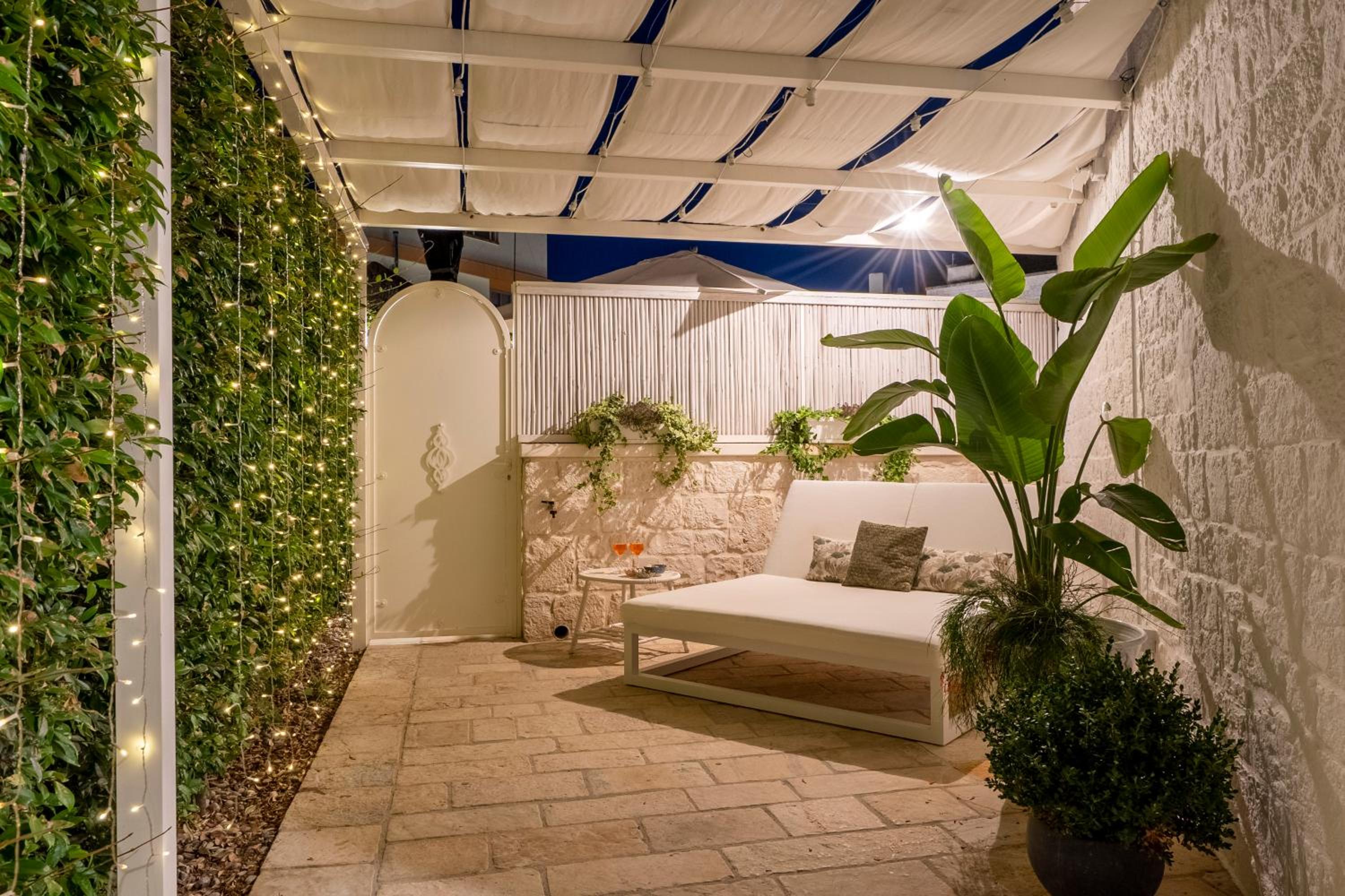 Suite with Hot Tub - Photo 9