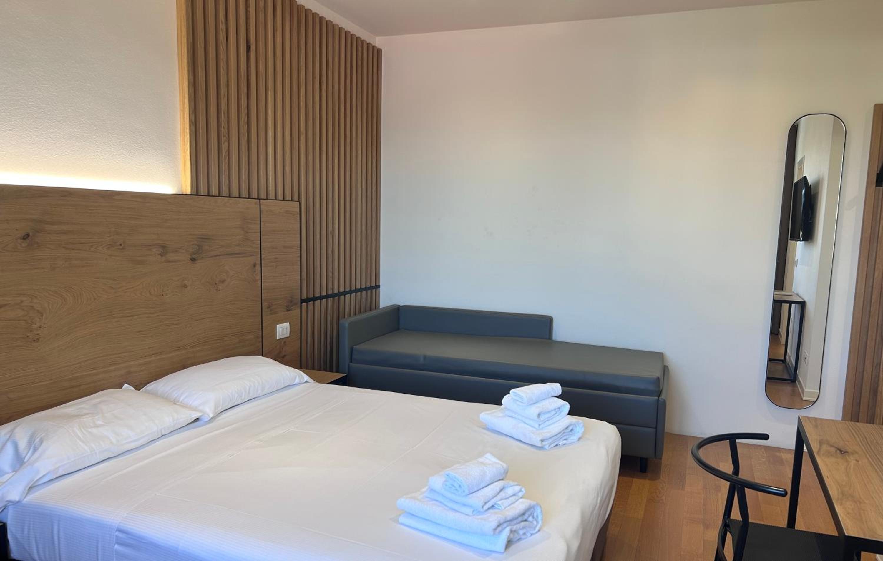 Comfort Queen Room with Sofa Bed - Non-Smoking - Photo 1