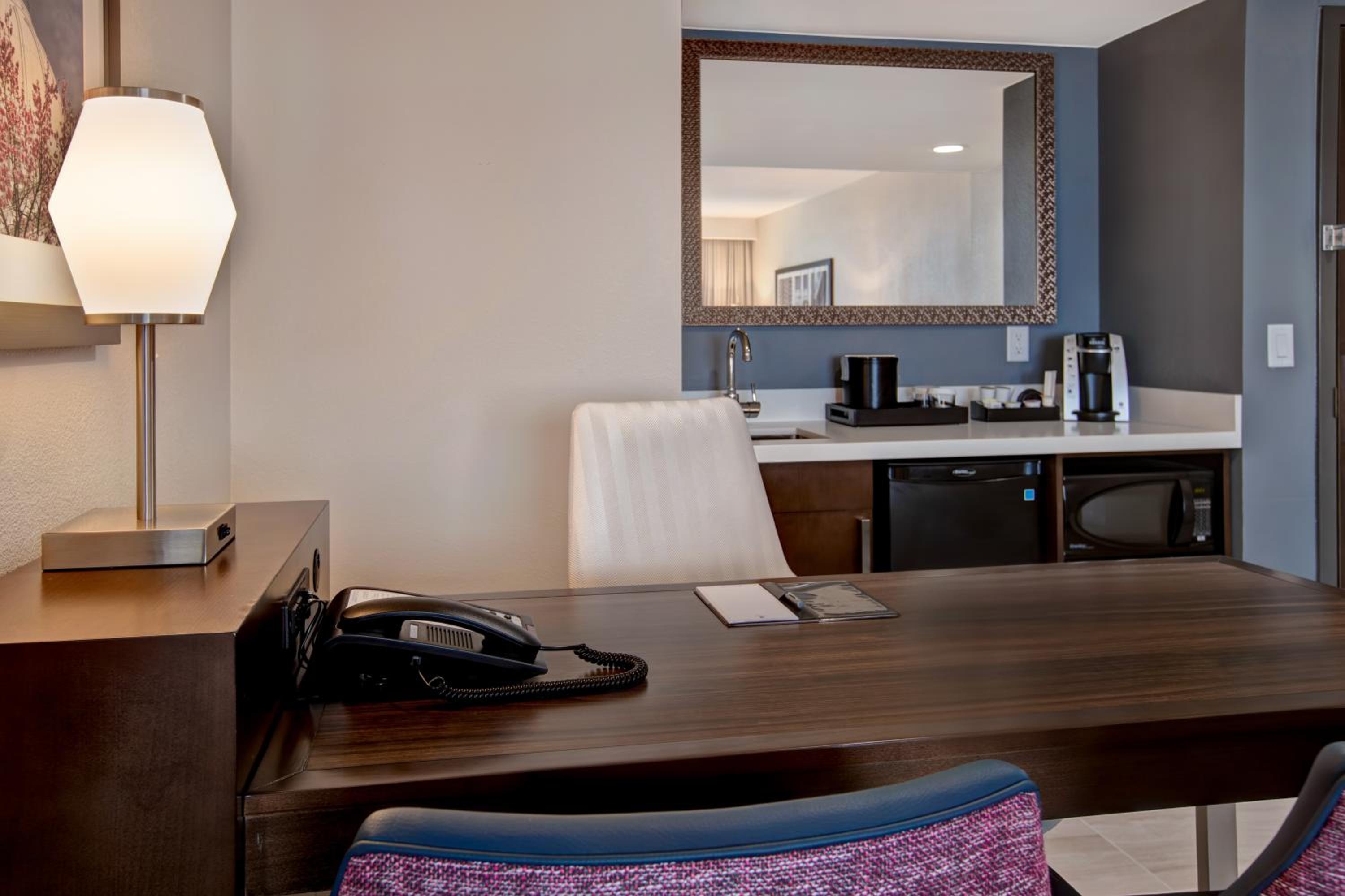 Corner King Suite - Photo 4
