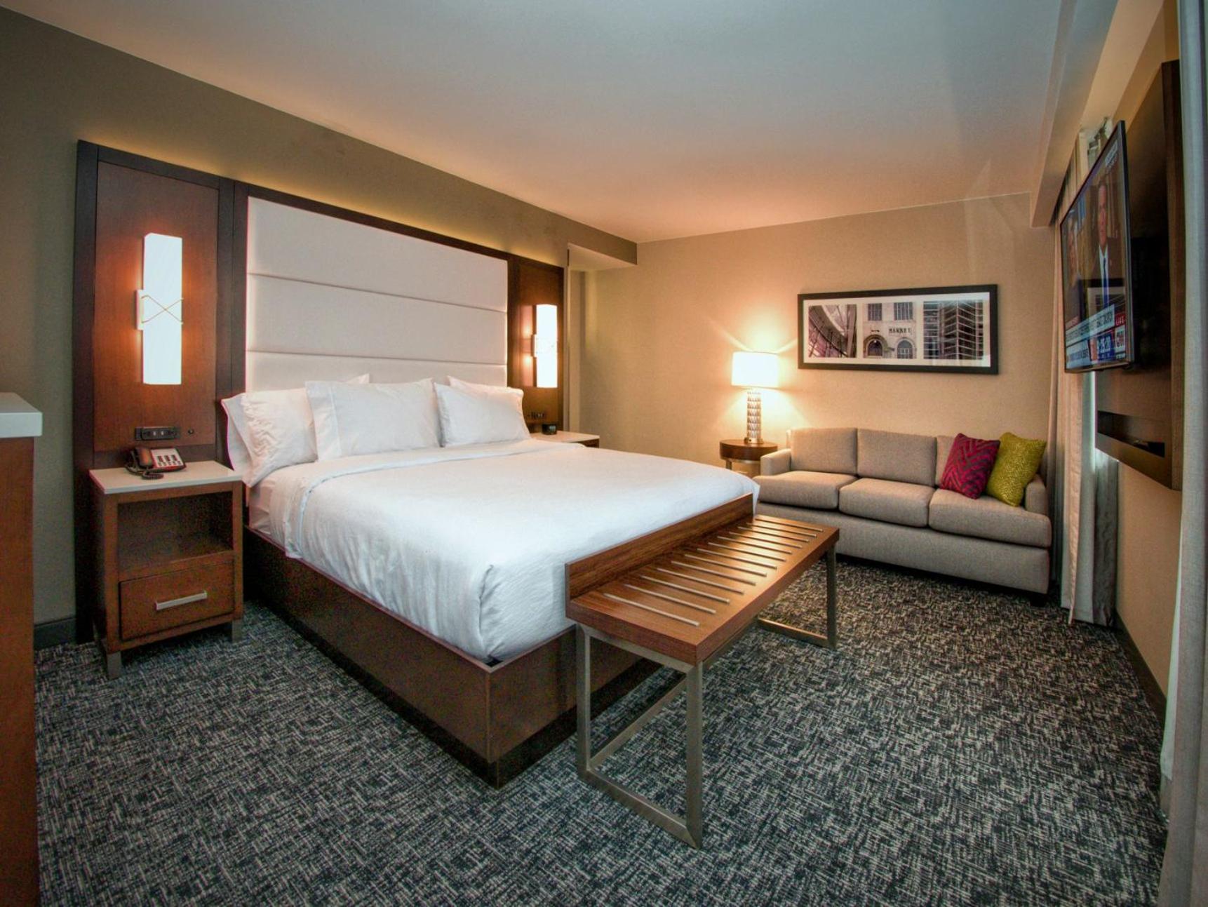 King Studio Suite with Balcony - Photo 4