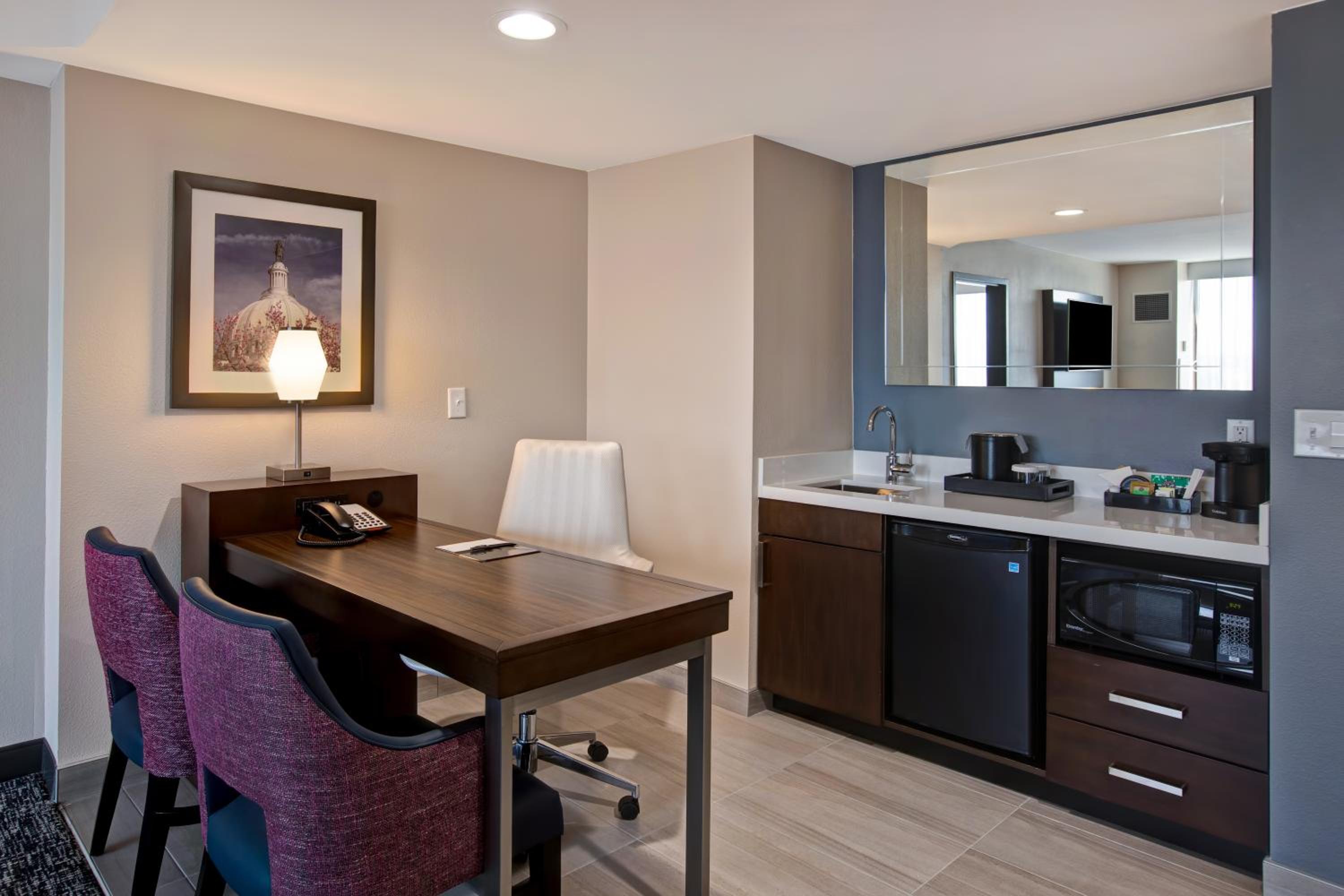 One-Bedroom King Suite - Hearing Access/Non-Smoking - Photo 4