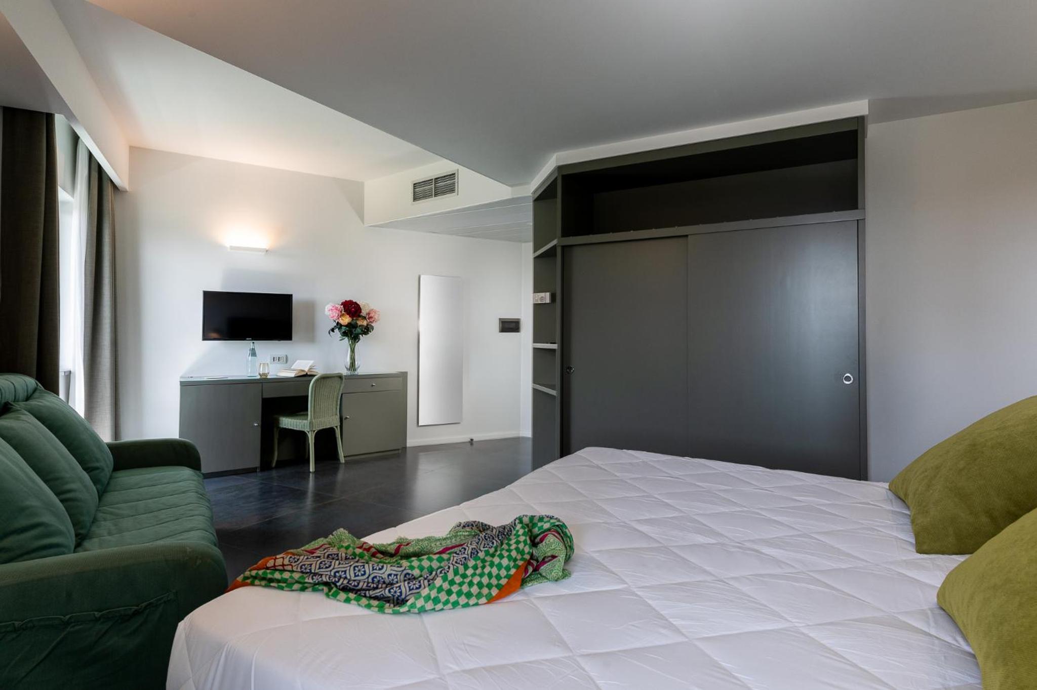 Deluxe Quadruple Room - Photo 9