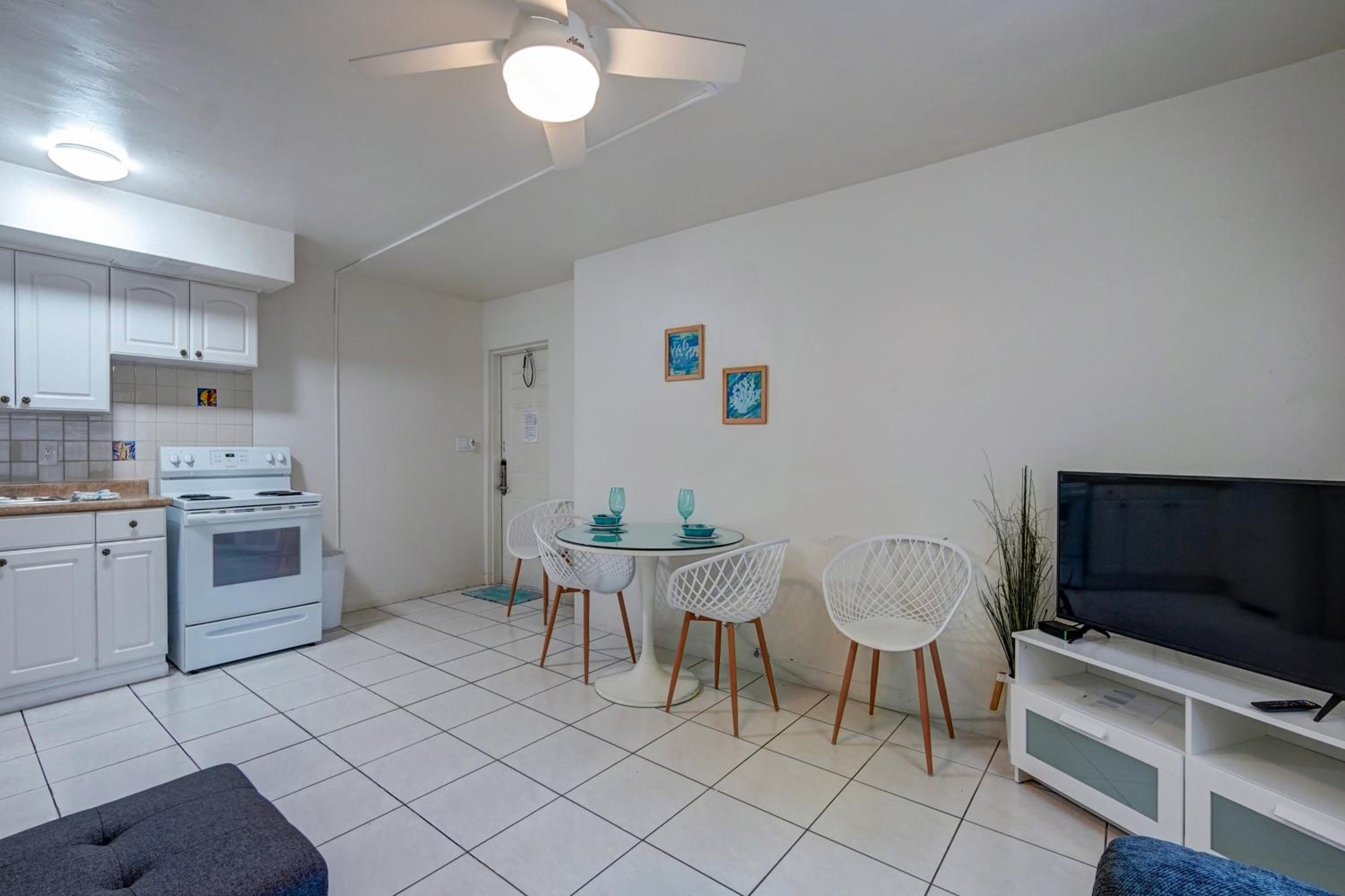 One-Bedroom Apartment (Two Full Beds) photo 3