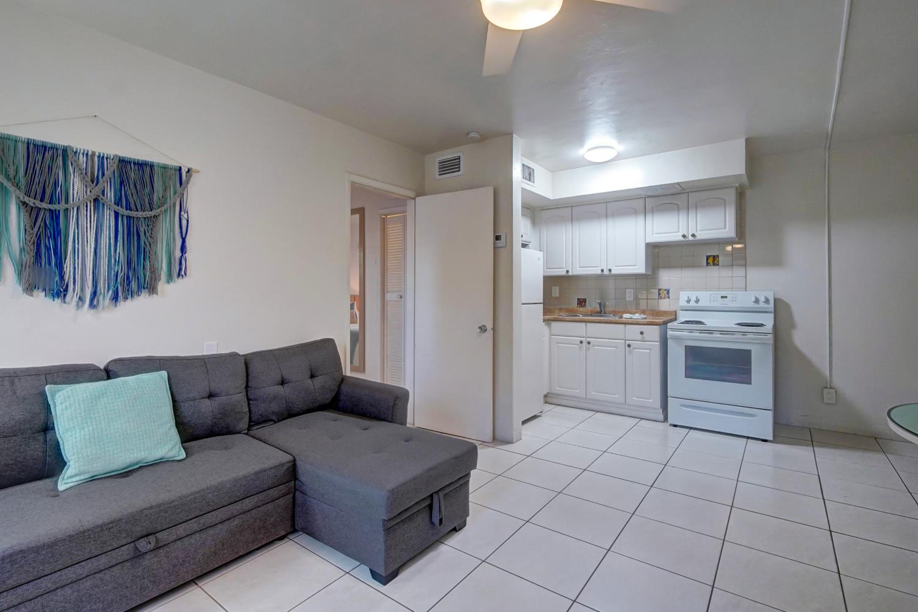 One-Bedroom Apartment (Two Full Beds) photo 2