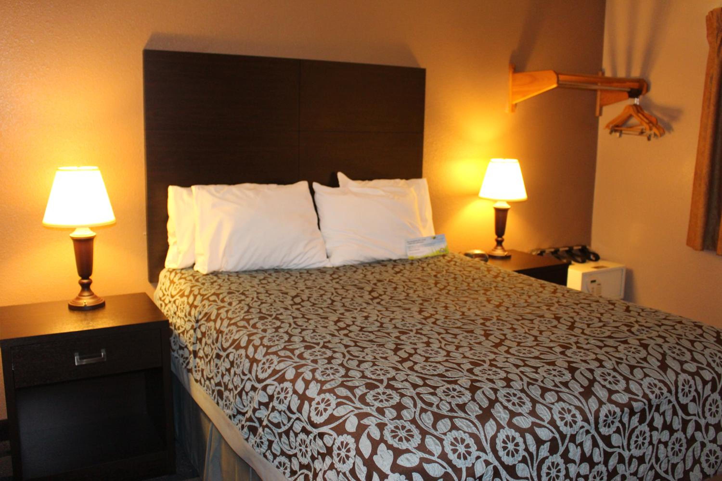 Queen Room - Non-Smoking - Photo 1