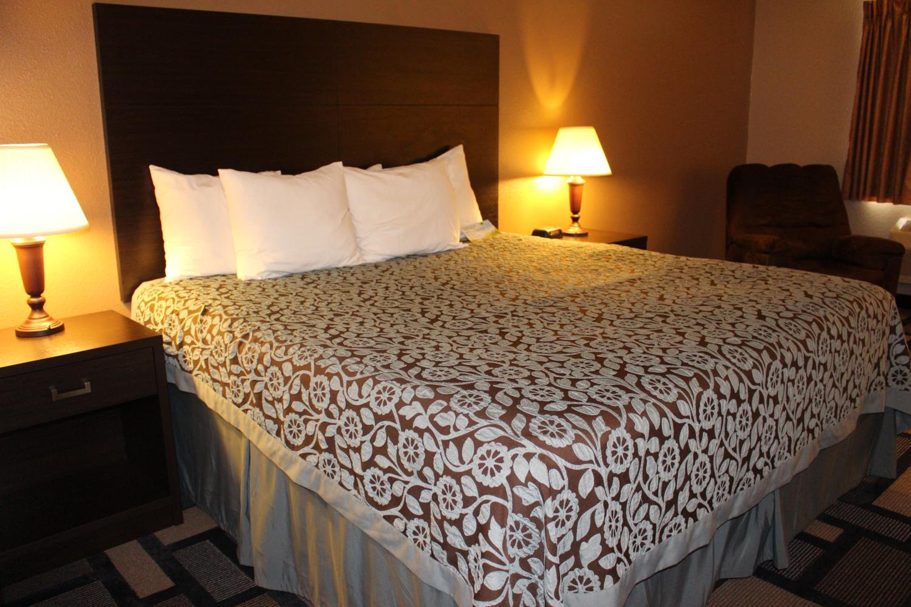 King Room - Non-Smoking - Photo 1