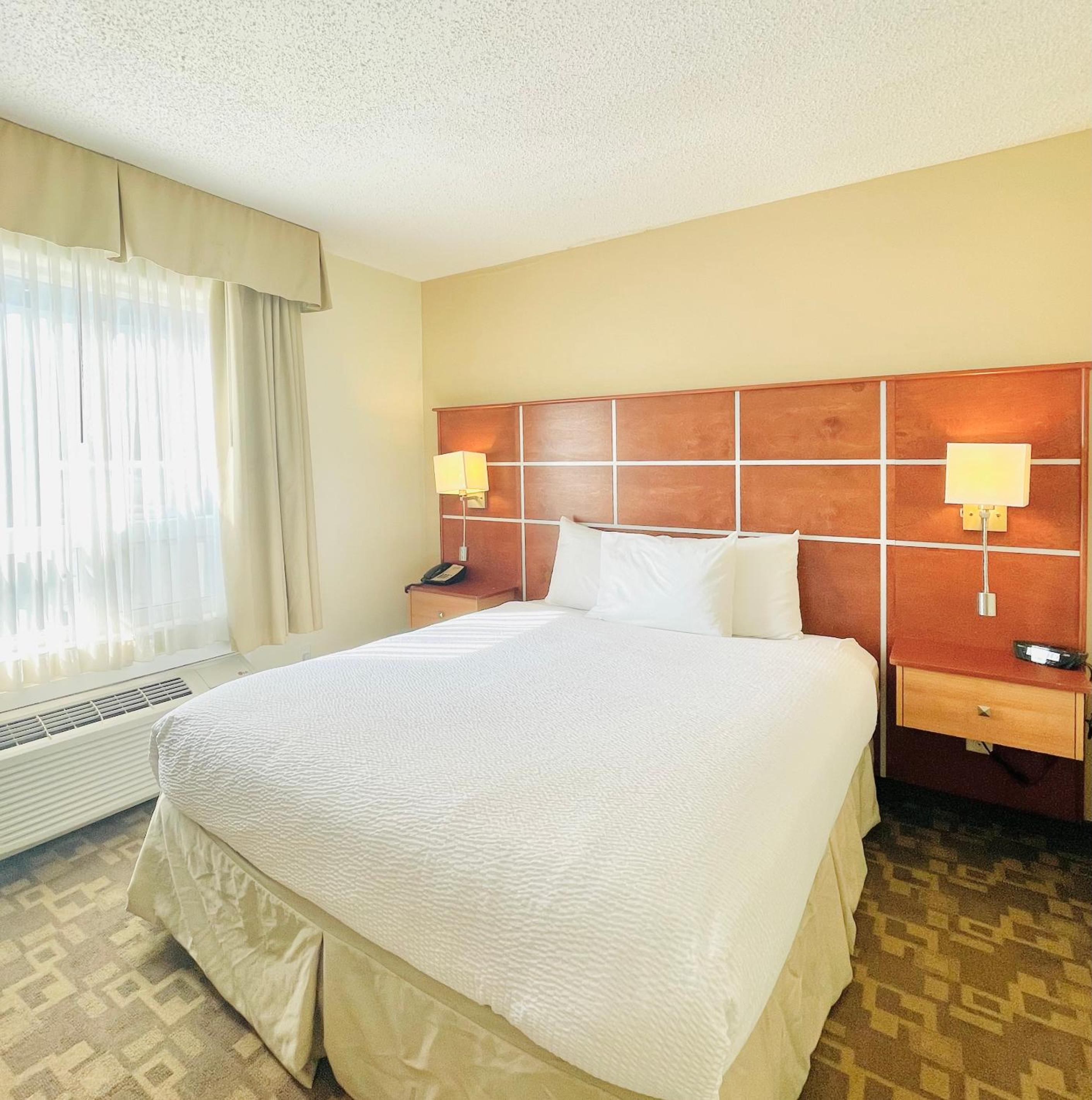 One-Bedroom King Suite - Non-Smoking - Photo 2